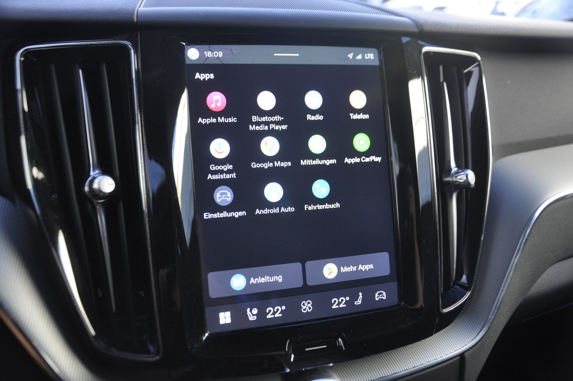 VOLVO XC60 B5 Benzin Mild Hybrid AWD Plus Dark Geartronic-image-12