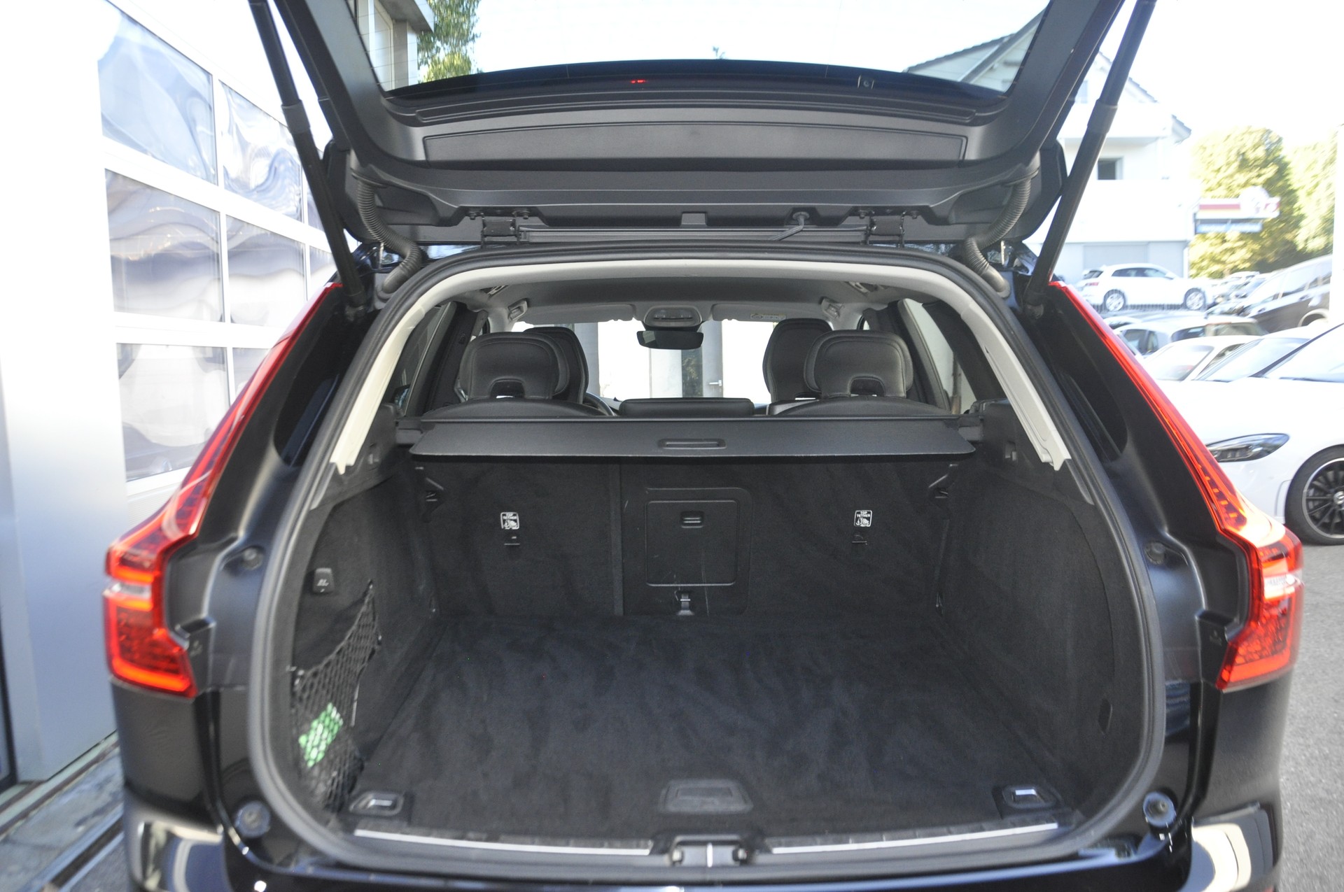 VOLVO XC60 B5 Benzin Mild Hybrid AWD Plus Dark Geartronic-image-13
