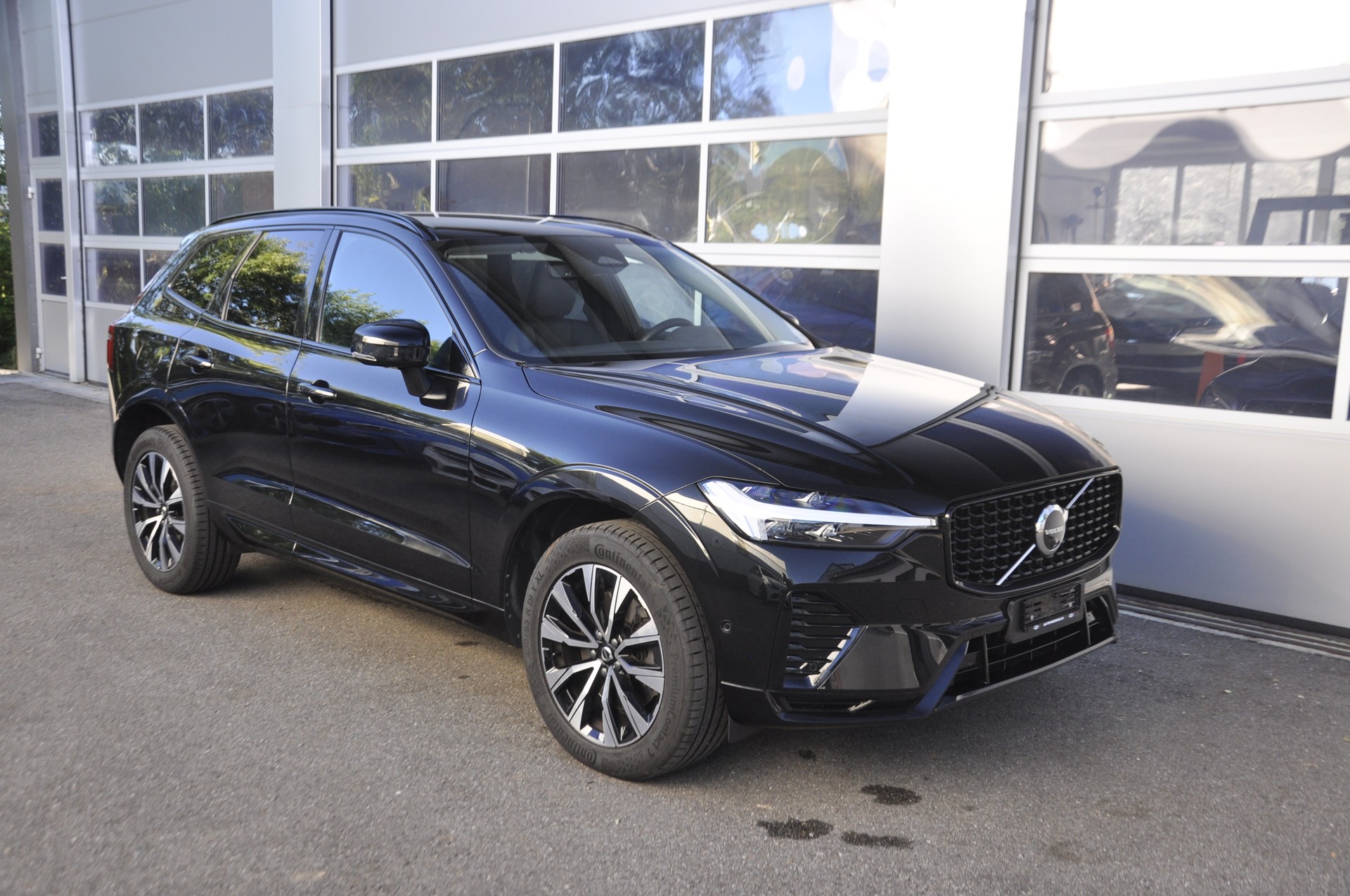 VOLVO XC60 B5 Benzin Mild Hybrid AWD Plus Dark Geartronic-image-0