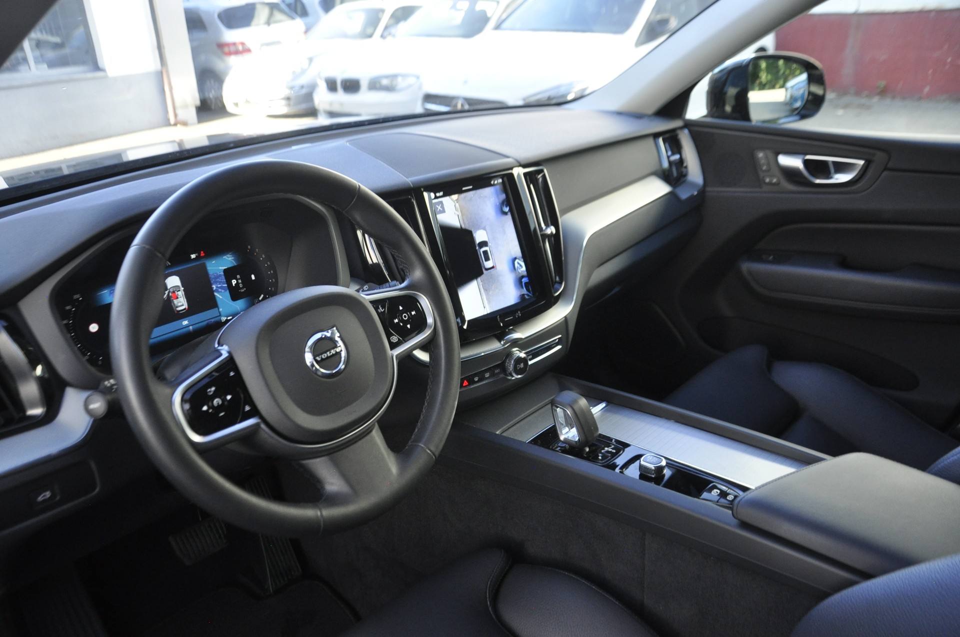 VOLVO XC60 B5 Benzin Mild Hybrid AWD Plus Dark Geartronic-image-5