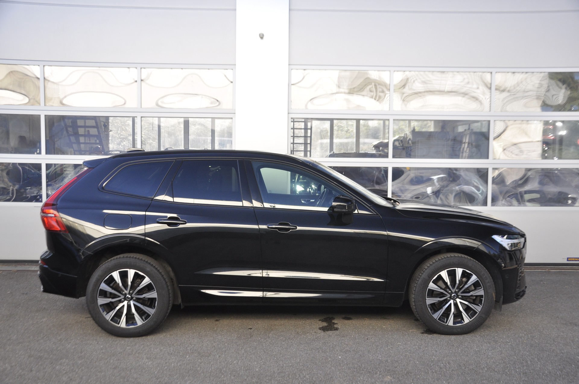 VOLVO XC60 B5 Benzin Mild Hybrid AWD Plus Dark Geartronic-image-1
