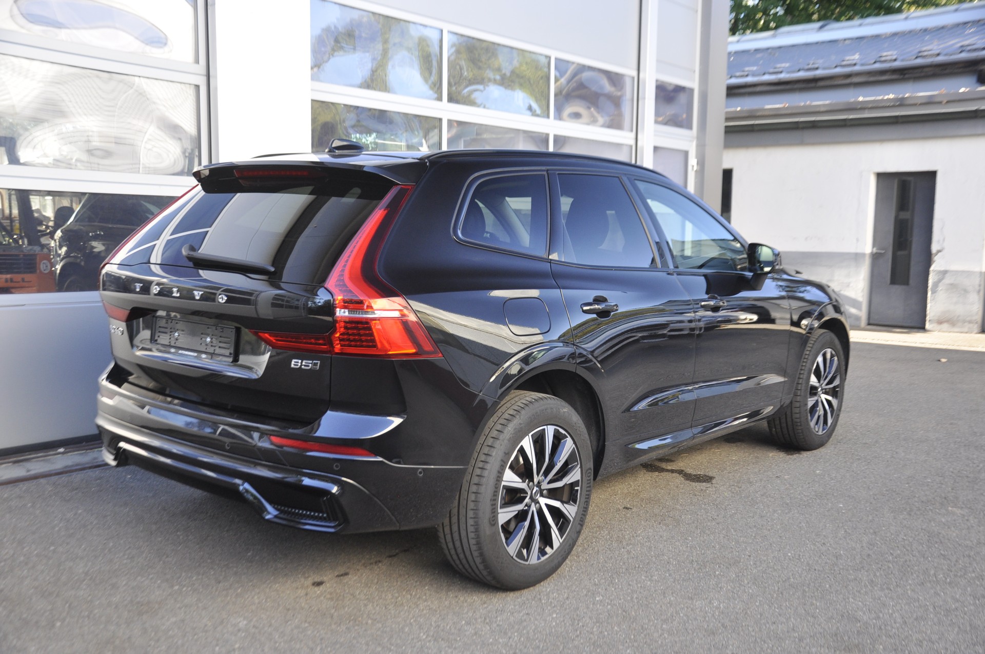 VOLVO XC60 B5 Benzin Mild Hybrid AWD Plus Dark Geartronic-image-2