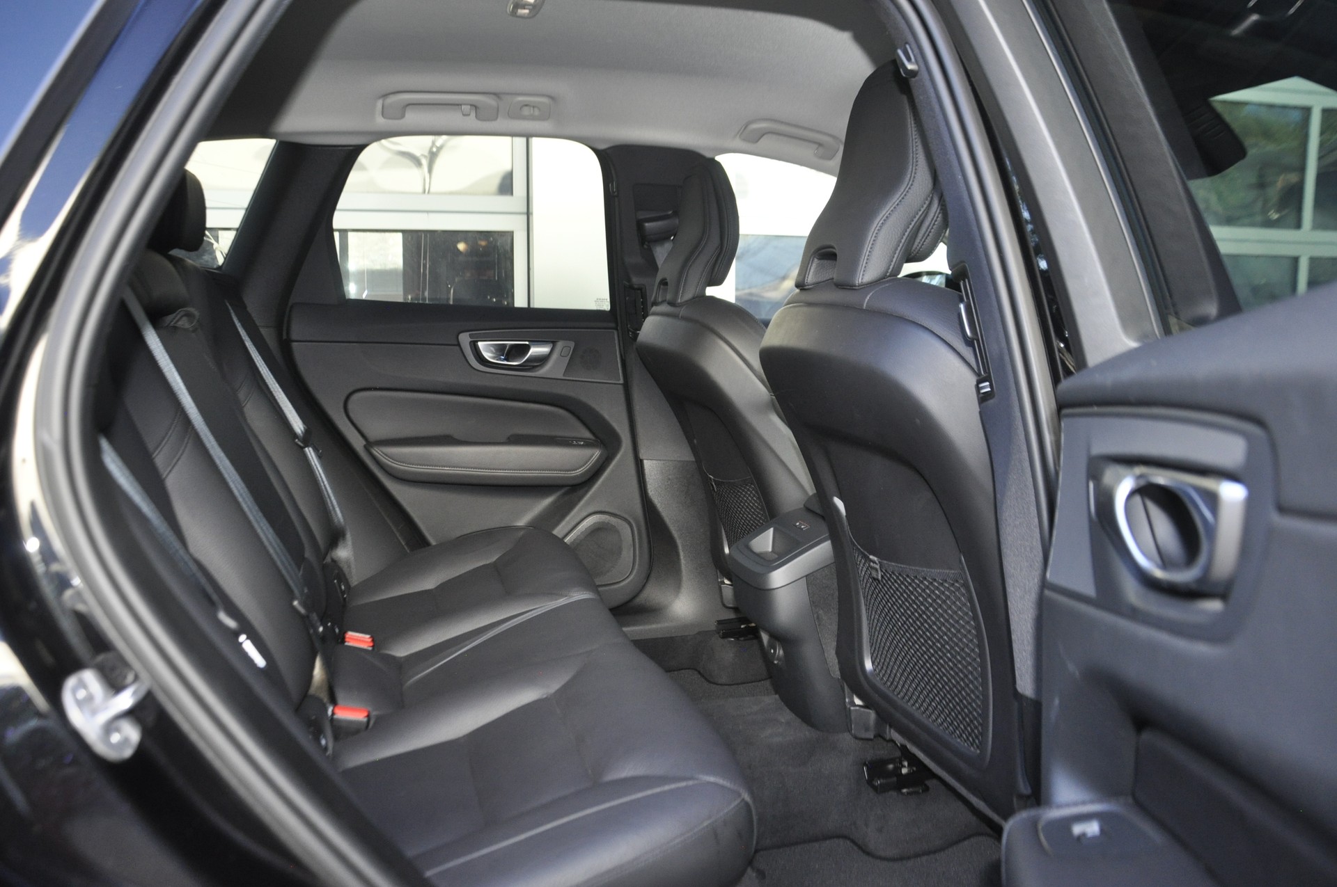 VOLVO XC60 B5 Benzin Mild Hybrid AWD Plus Dark Geartronic-image-9