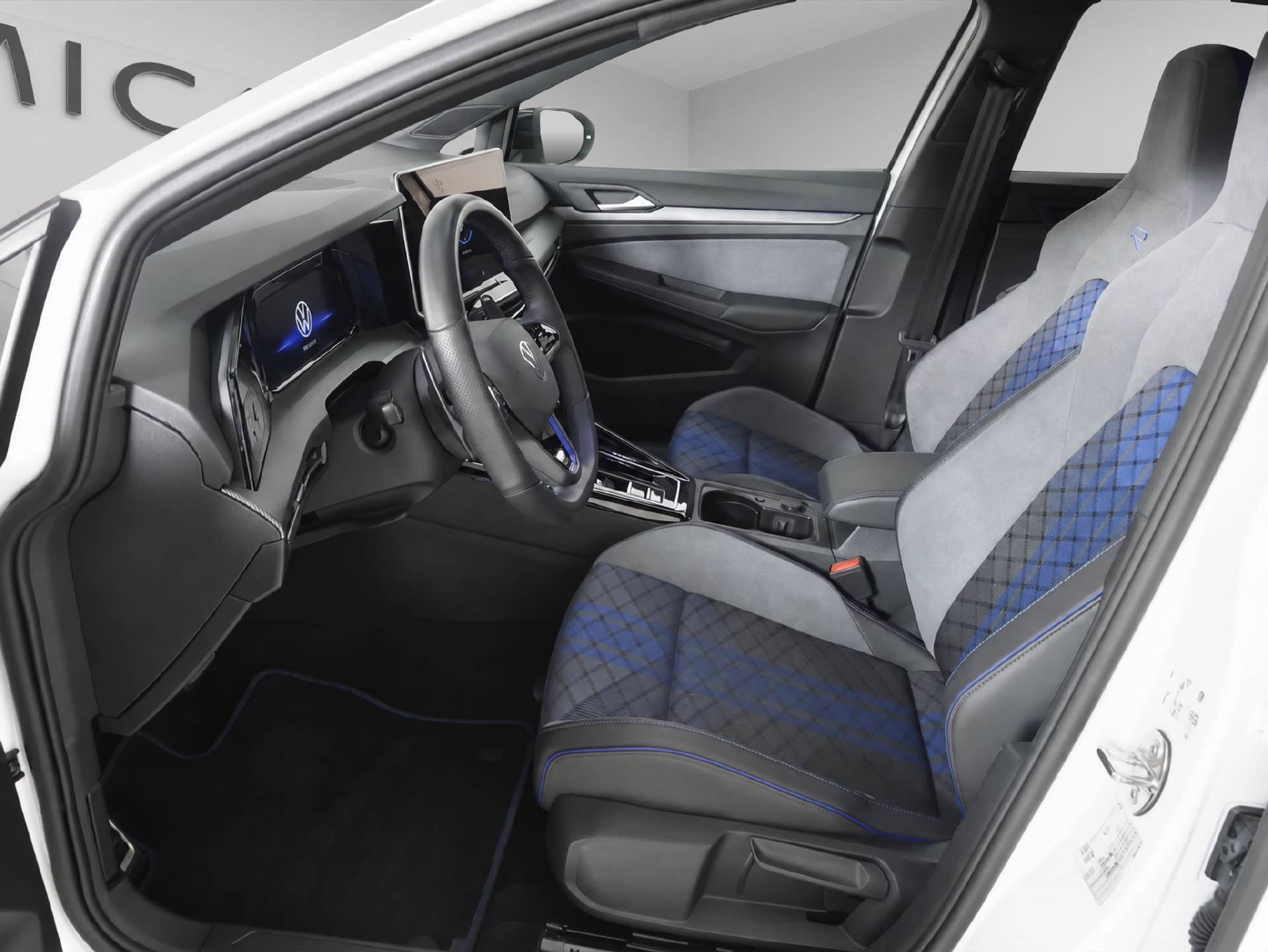 VW Golf VIII 2.0 TSI R Black Edition DSG 4motion-image-2