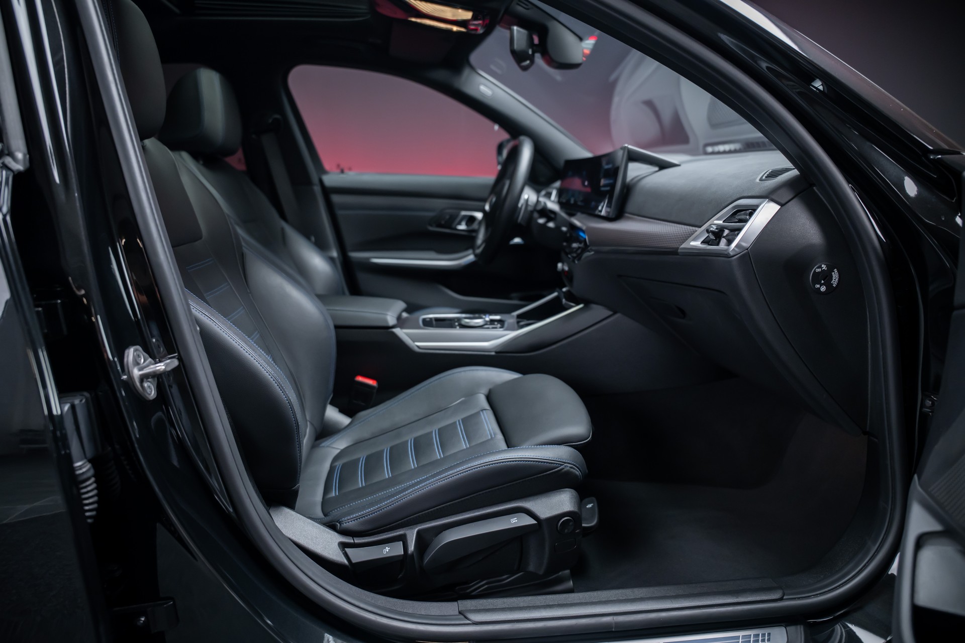 BMW 330i xDrive M Sport / LCI / 360°Kamera / Glasdach / HeadUp-image-16