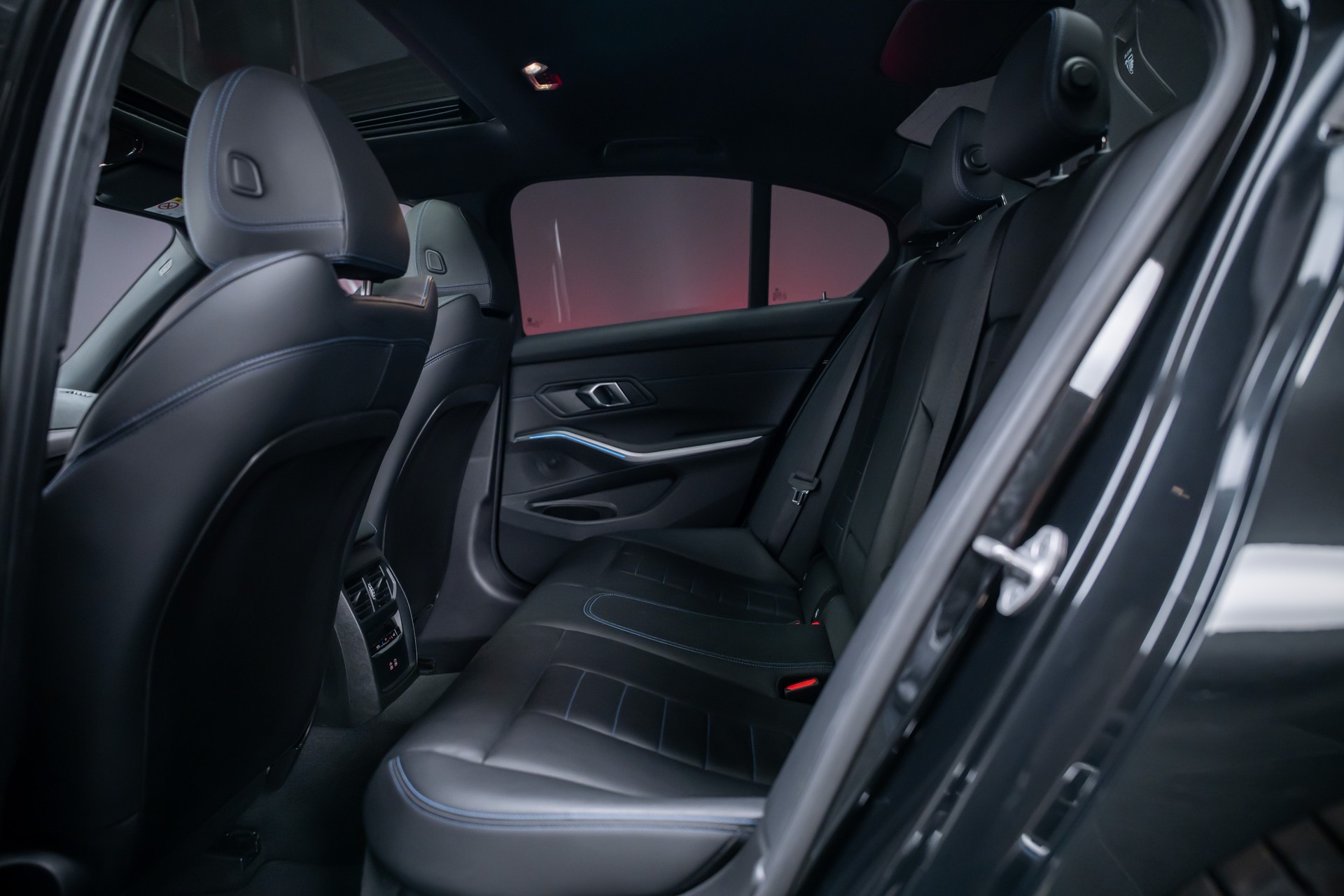 BMW 330i xDrive M Sport / LCI / 360°Kamera / Glasdach / HeadUp-image-17