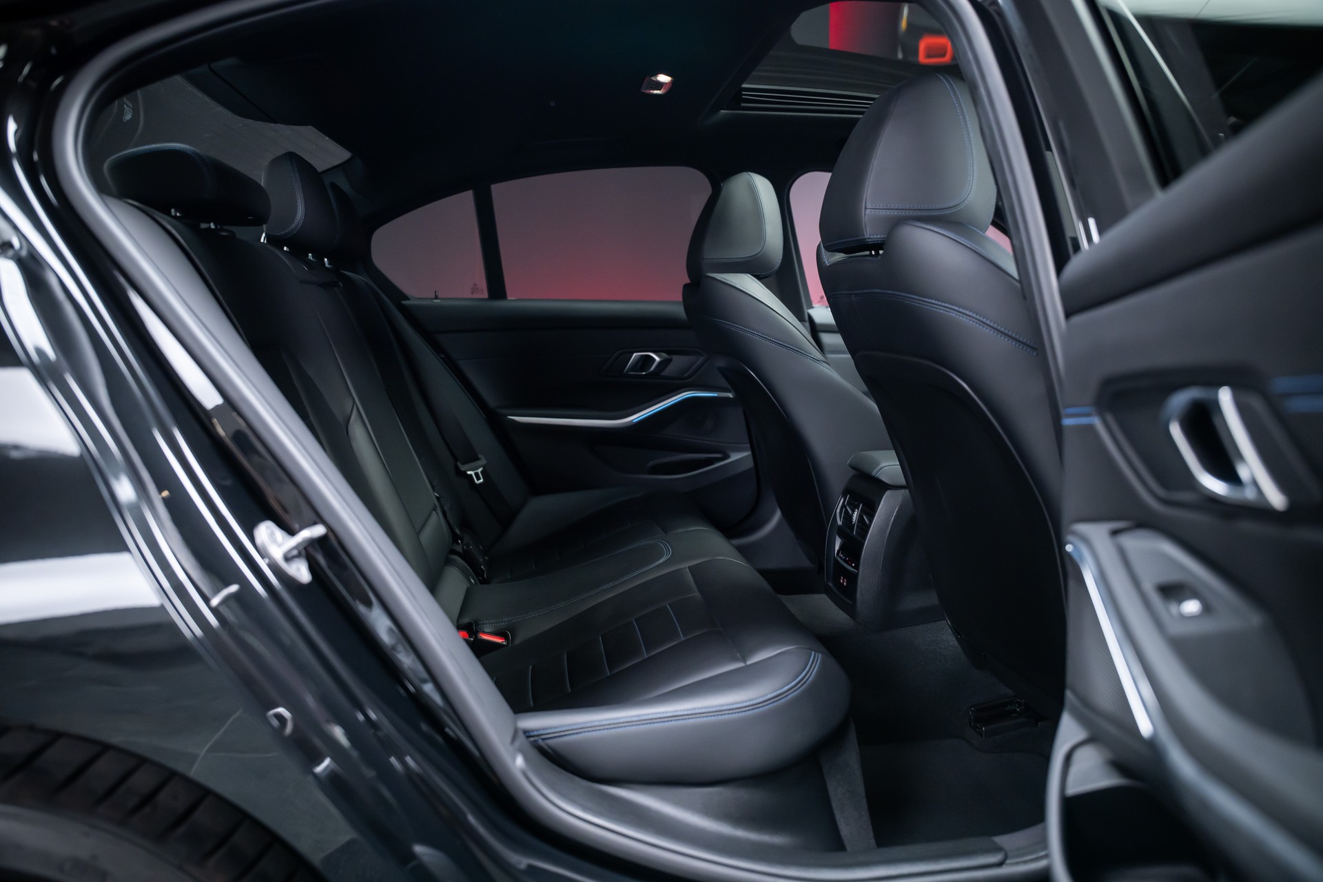 BMW 330i xDrive M Sport / LCI / 360°Kamera / Glasdach / HeadUp-image-18