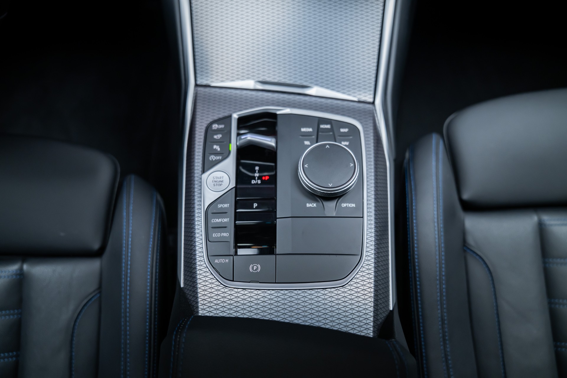 BMW 330i xDrive M Sport / LCI / 360°Kamera / Glasdach / HeadUp-image-35