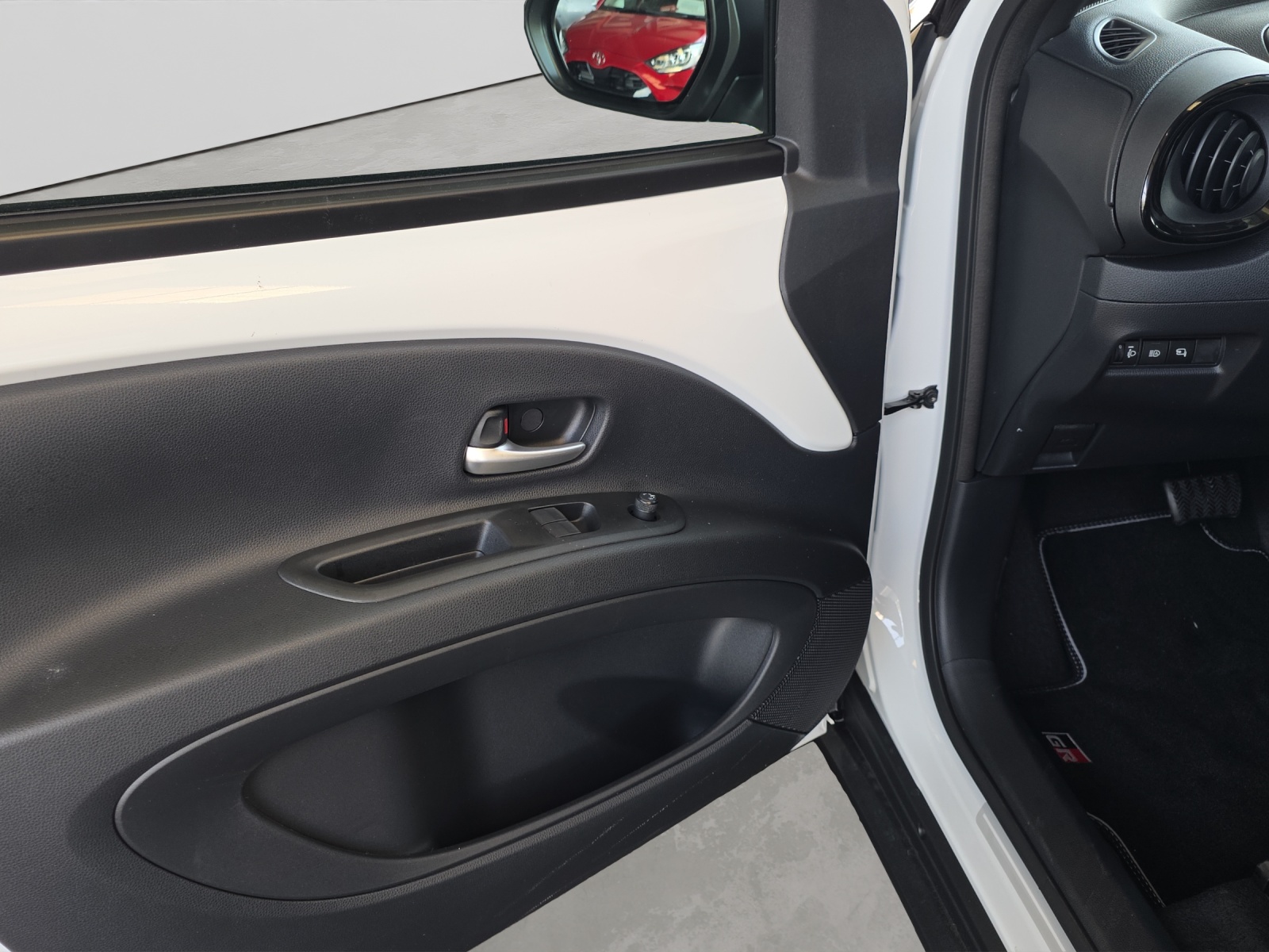 TOYOTA Aygo X 1.5 VVT-i HSD GR Sport-image-11