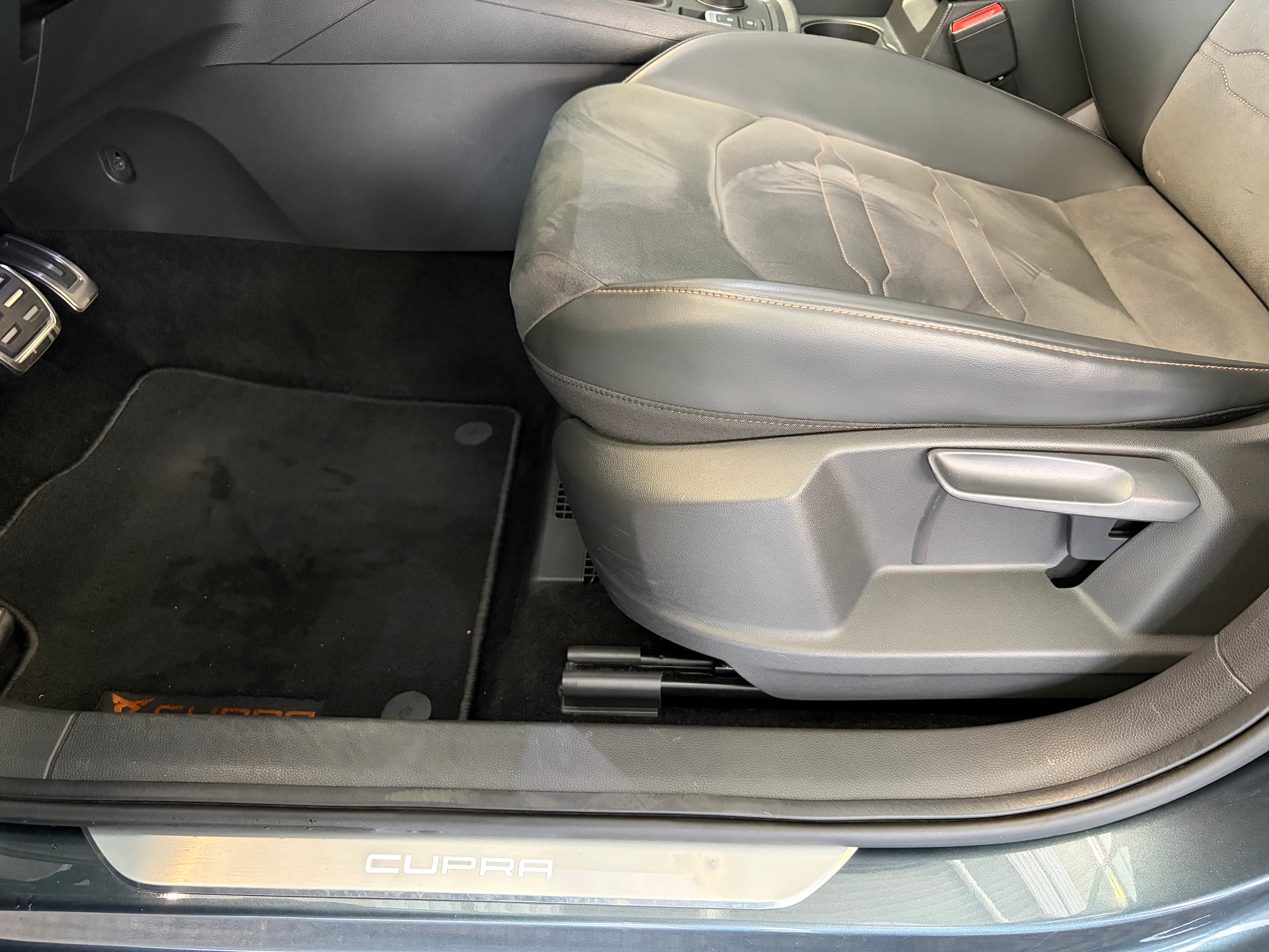 CUPRA Ateca 2.0TSI 4Drive DSG | AHK | PANORAMA | BeatsAudio Sound |-image-20