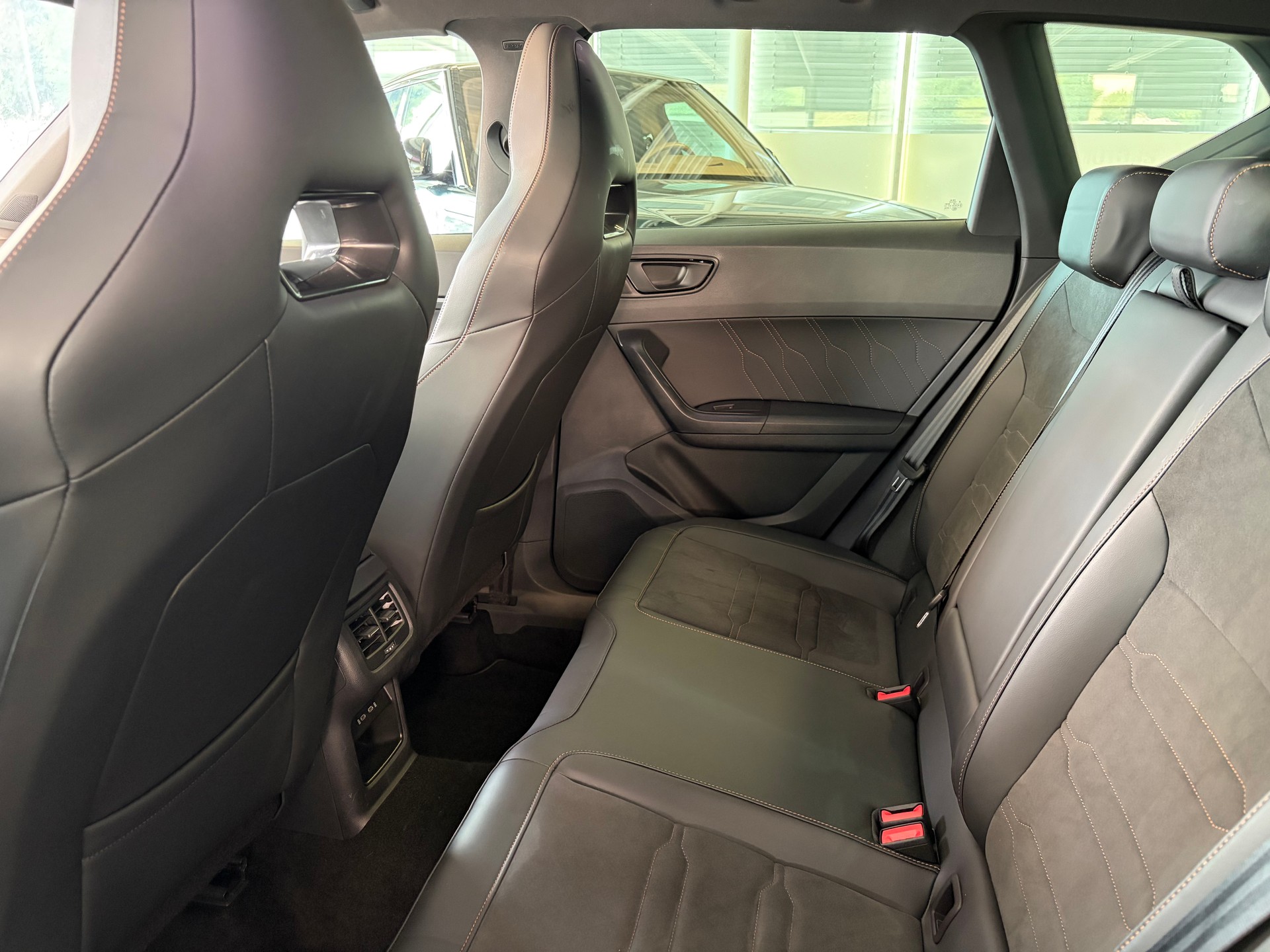 CUPRA Ateca 2.0TSI 4Drive DSG | AHK | PANORAMA | BeatsAudio Sound |-image-22