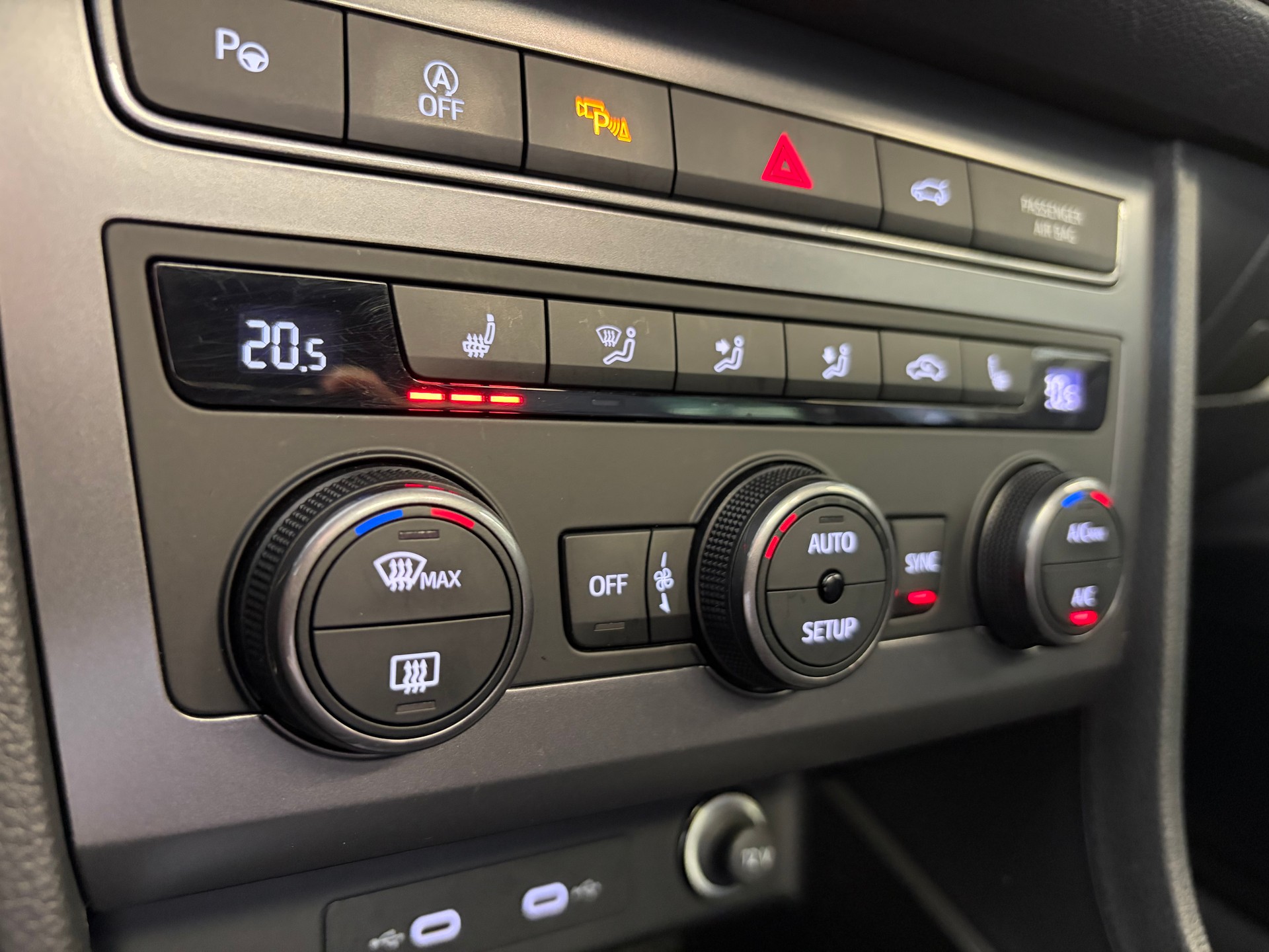 CUPRA Ateca 2.0TSI 4Drive DSG | AHK | PANORAMA | BeatsAudio Sound |-image-17
