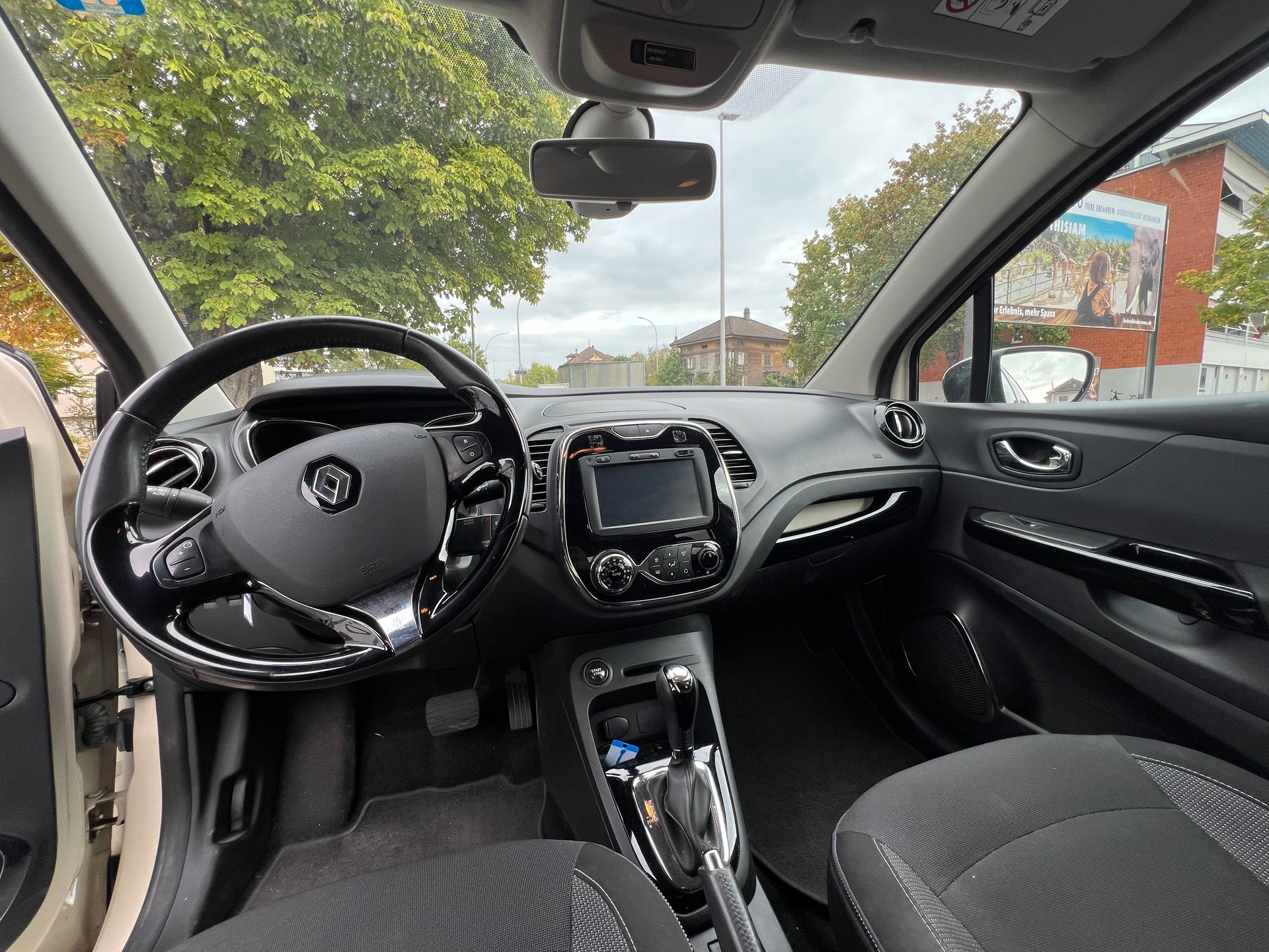 RENAULT Captur 1.2 T 16V Privilège EDC-image-9