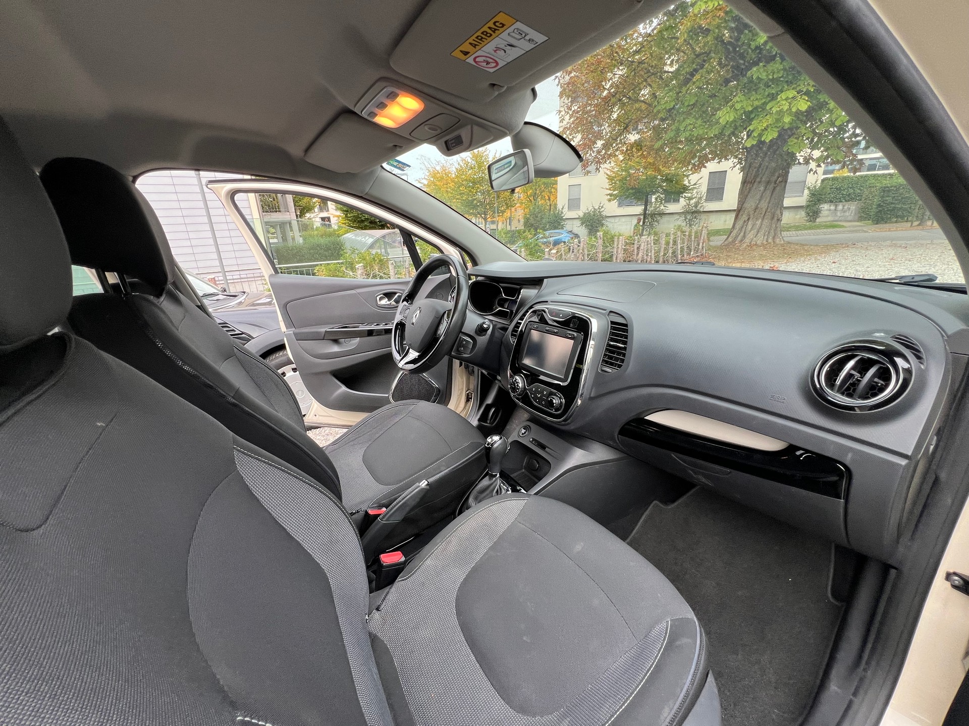 RENAULT Captur 1.2 T 16V Privilège EDC-image-16