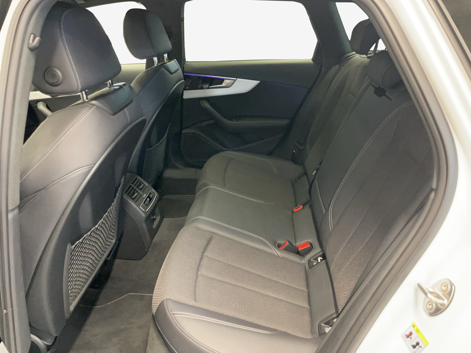 AUDI A4 Avant 40 TDI S line Attraction quattro S-tronic-image-11