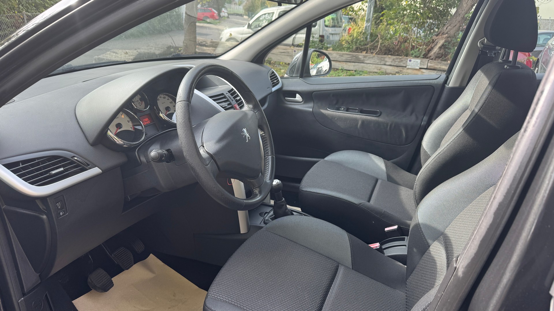 PEUGEOT 207 1.4 16V Swiss Edition-image-7