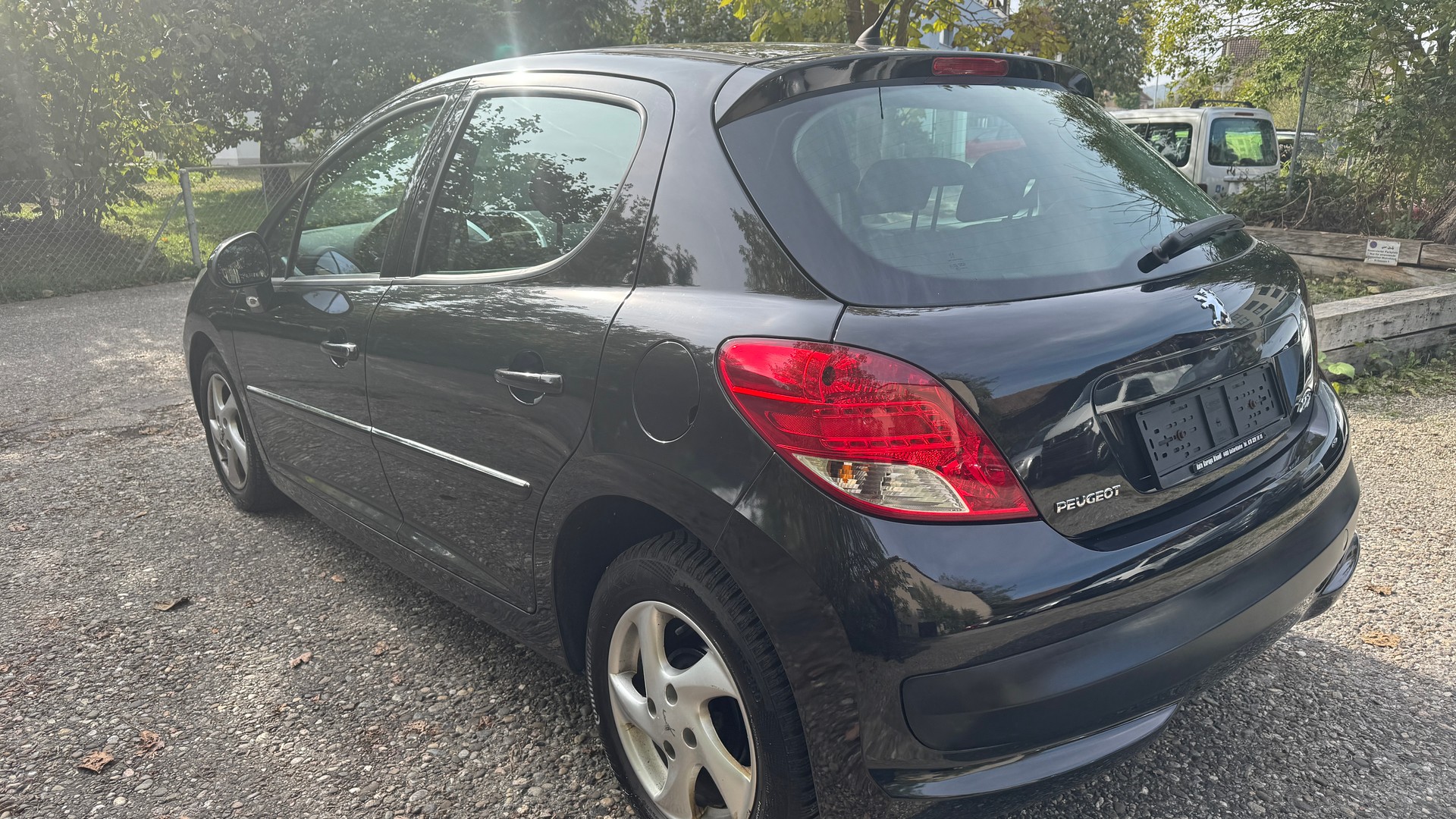 PEUGEOT 207 1.4 16V Swiss Edition-image-6