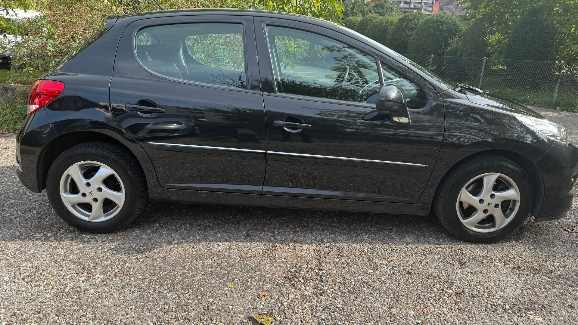 PEUGEOT 207 1.4 16V Swiss Edition-showroom-element-3