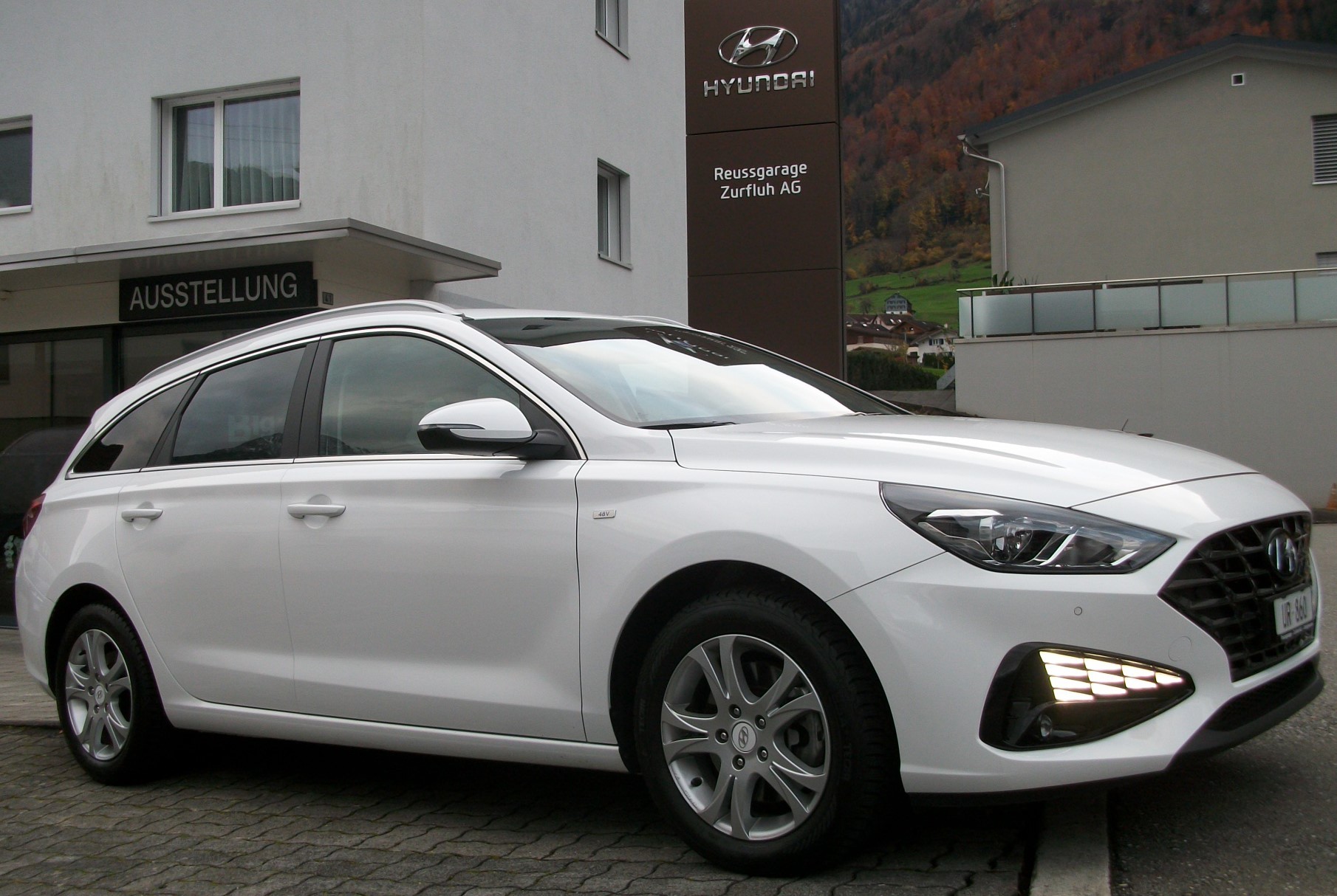 HYUNDAI i30 Wagon 1.5 T-GDi Amplia 48V MH DCT-image-1