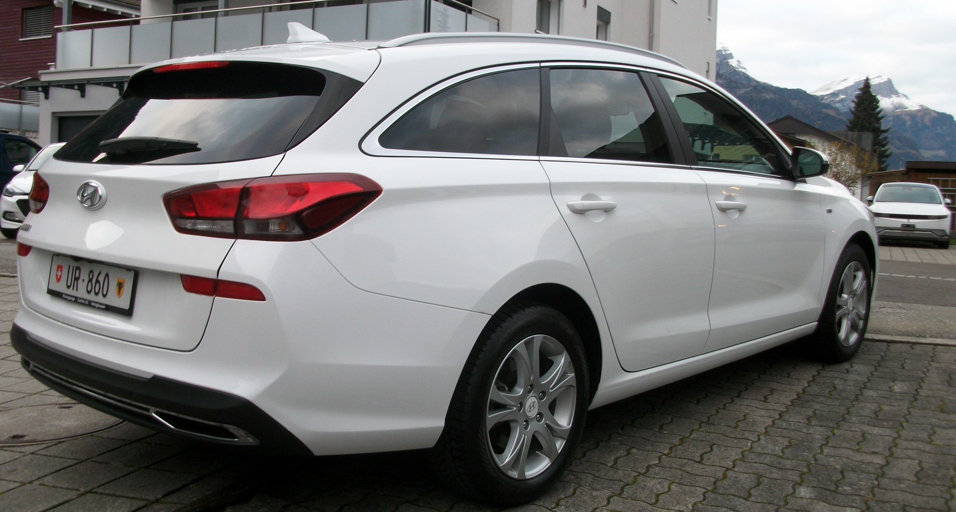 HYUNDAI i30 Wagon 1.5 T-GDi Amplia 48V MH DCT-image-2