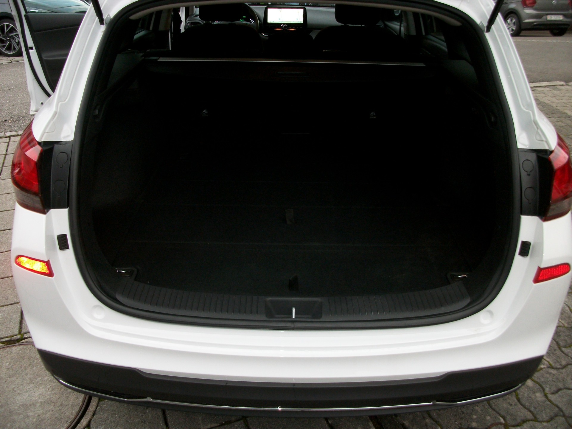 HYUNDAI i30 Wagon 1.5 T-GDi Amplia 48V MH DCT-image-8
