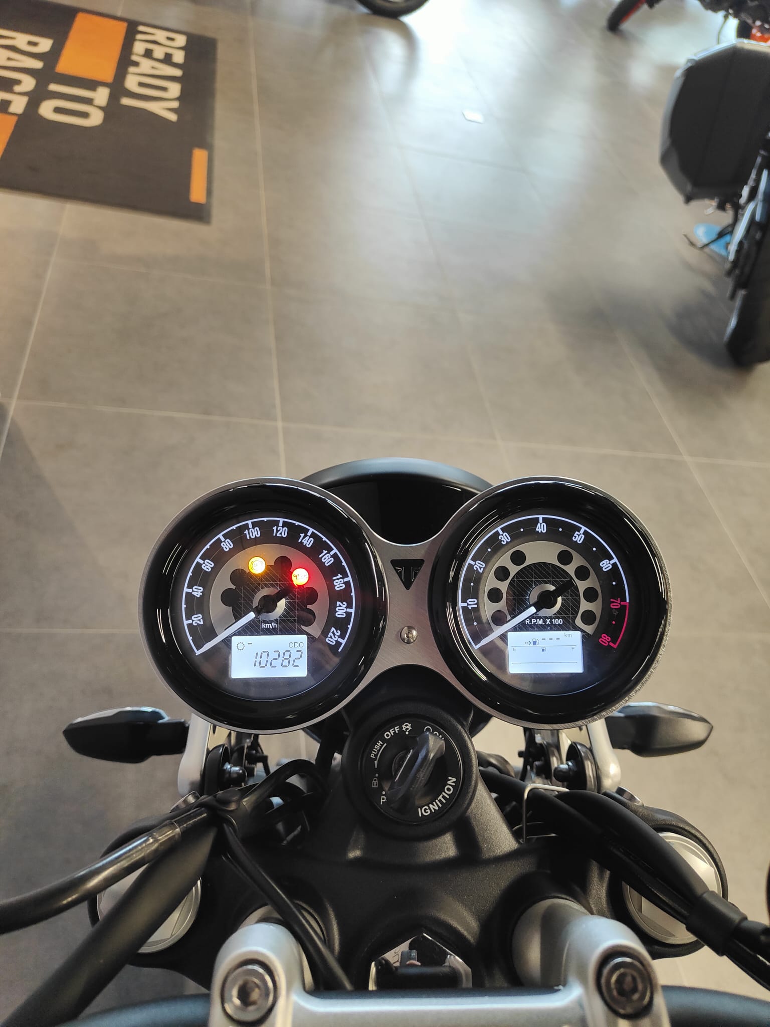 TRIUMPH Speed Twin 1200-showroom-element-3