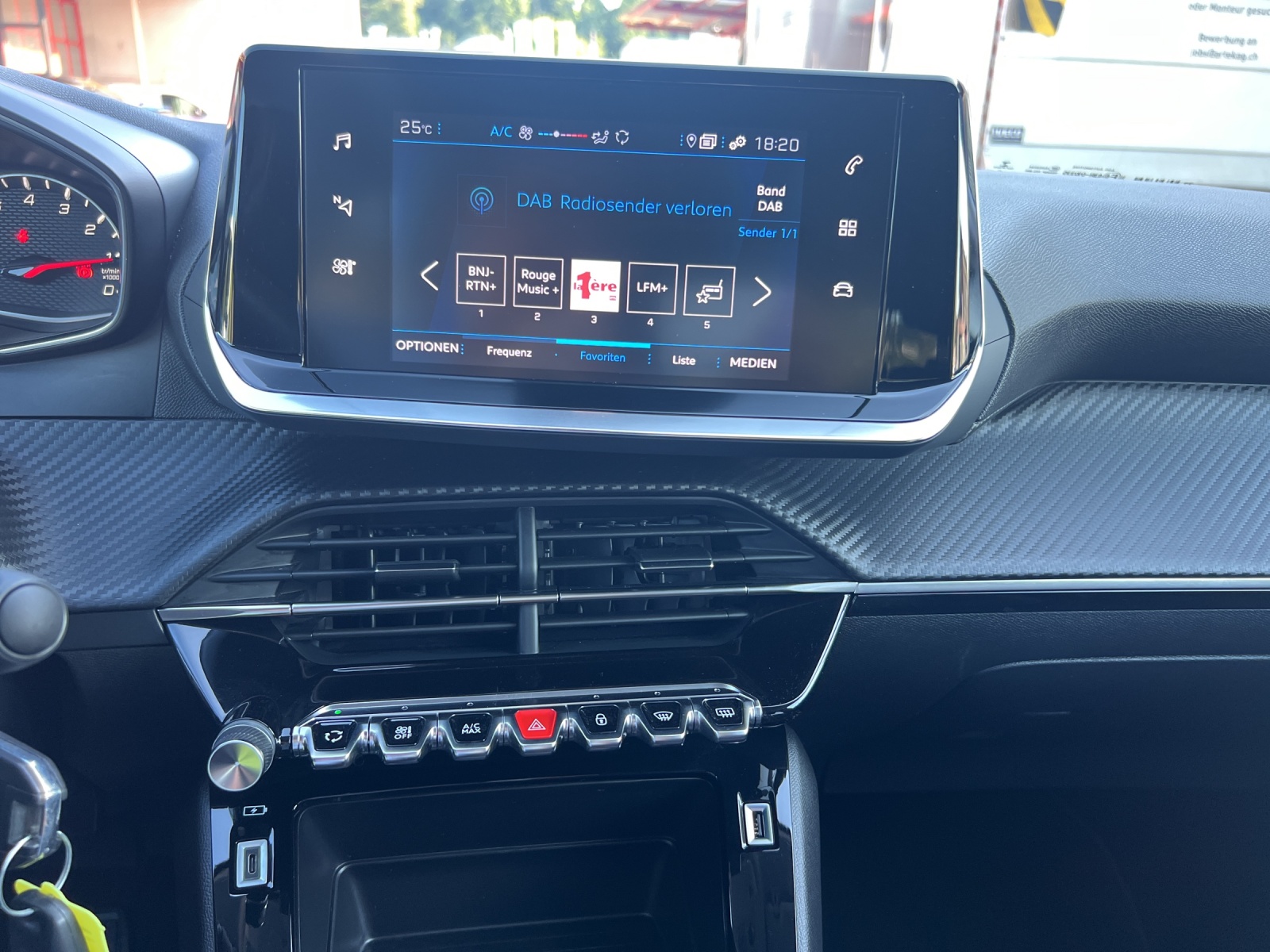 PEUGEOT 208 1.2 PureTech Active Pack-image-23