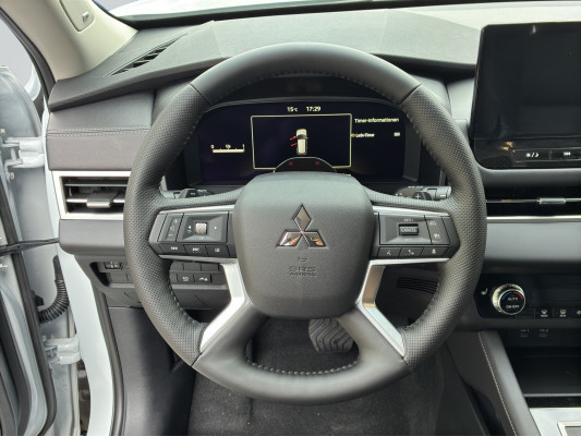 MITSUBISHI Outlander PHEV Invite 4WD-image-4