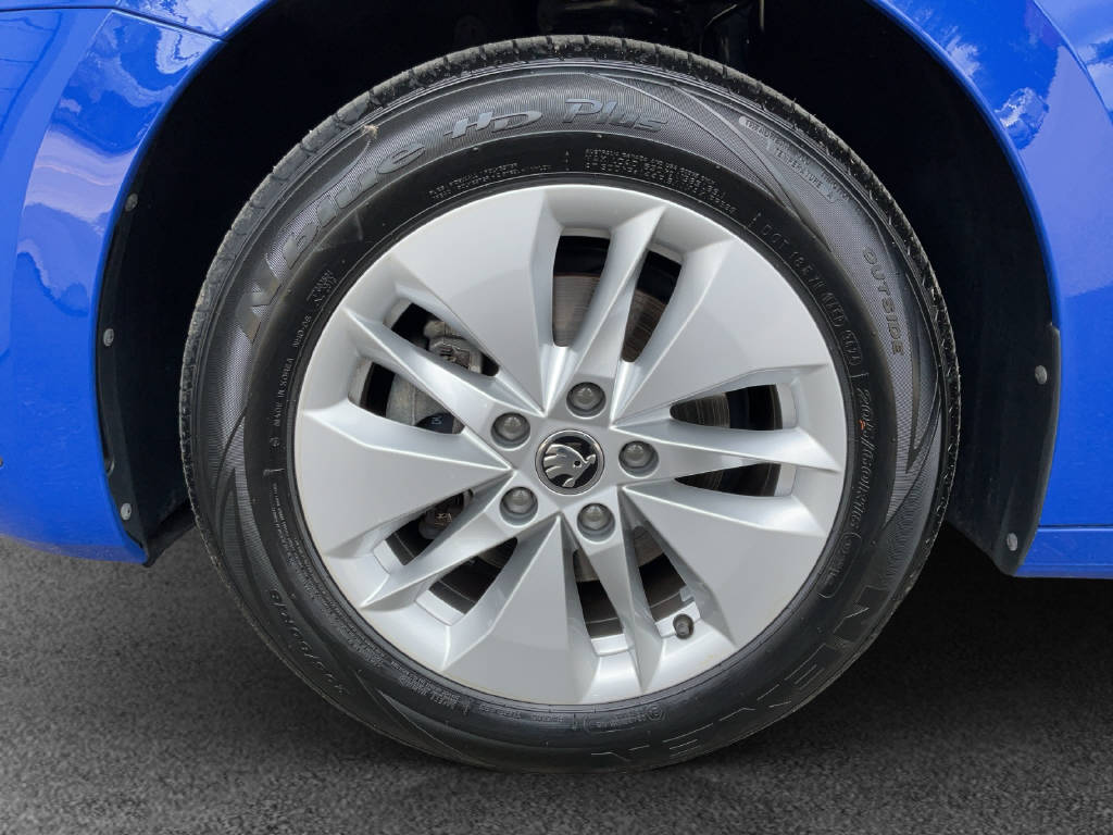SKODA Octavia Combi 2.0 TDI Ambition DSG-image-13