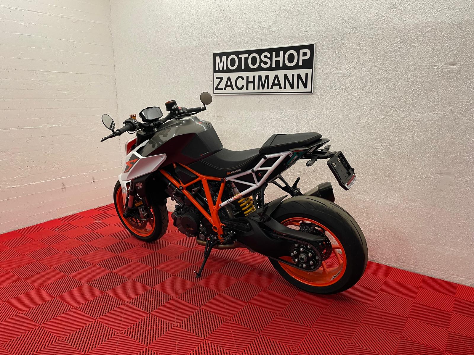 KTM 1290 Super Duke R-showroom-element-3