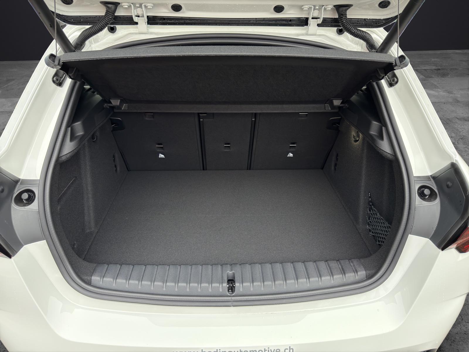 BMW 120i-image-5