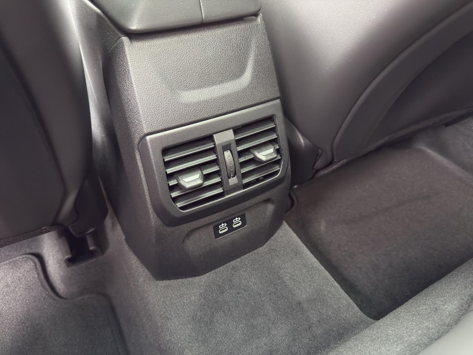BMW 120i-image-18