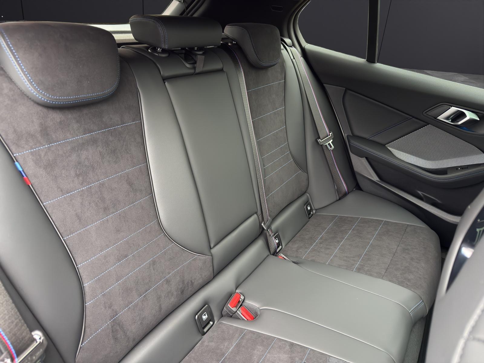 BMW 120i-image-11