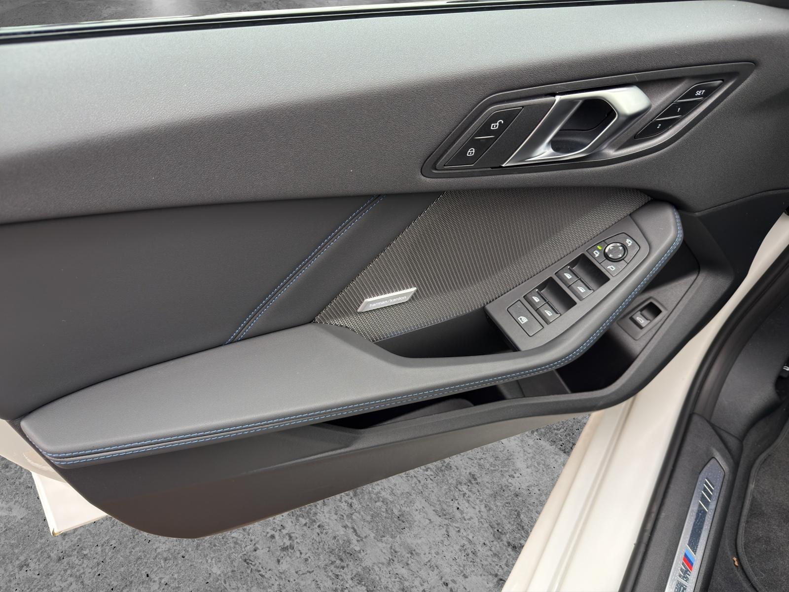 BMW 120i-image-12