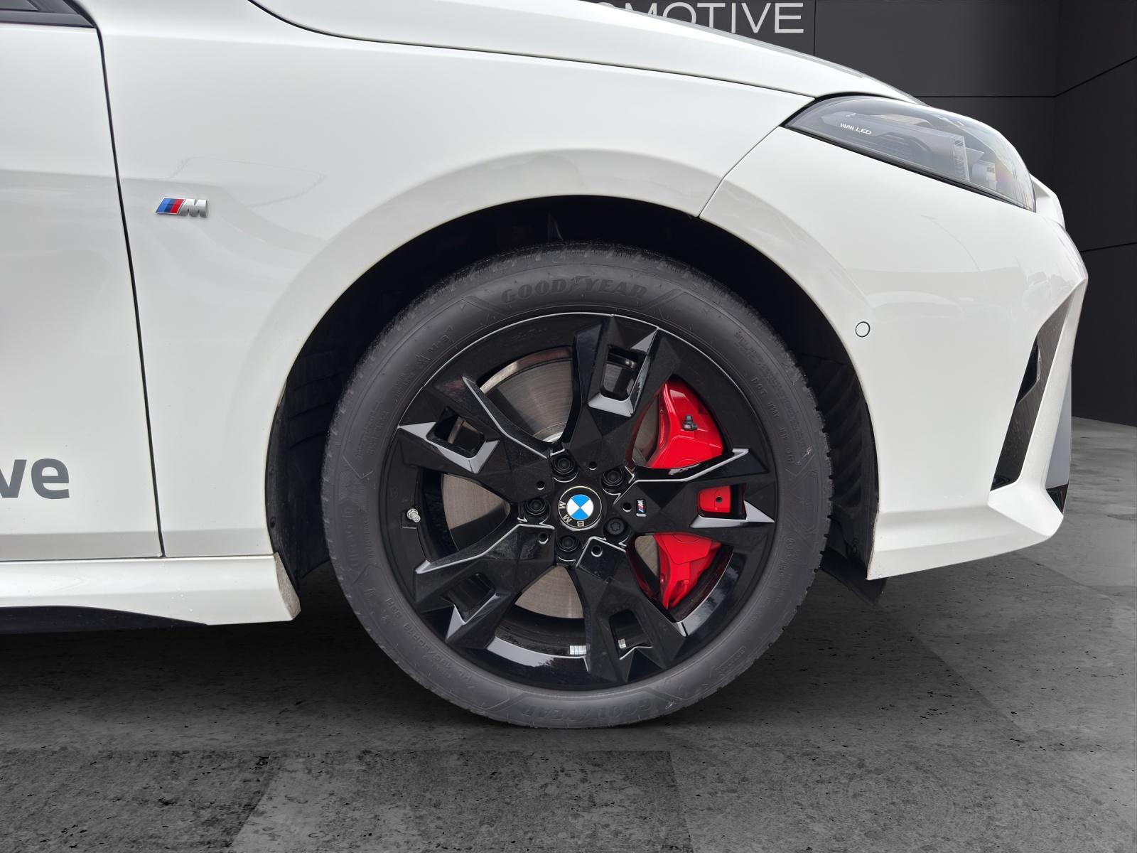 BMW 120i-image-9