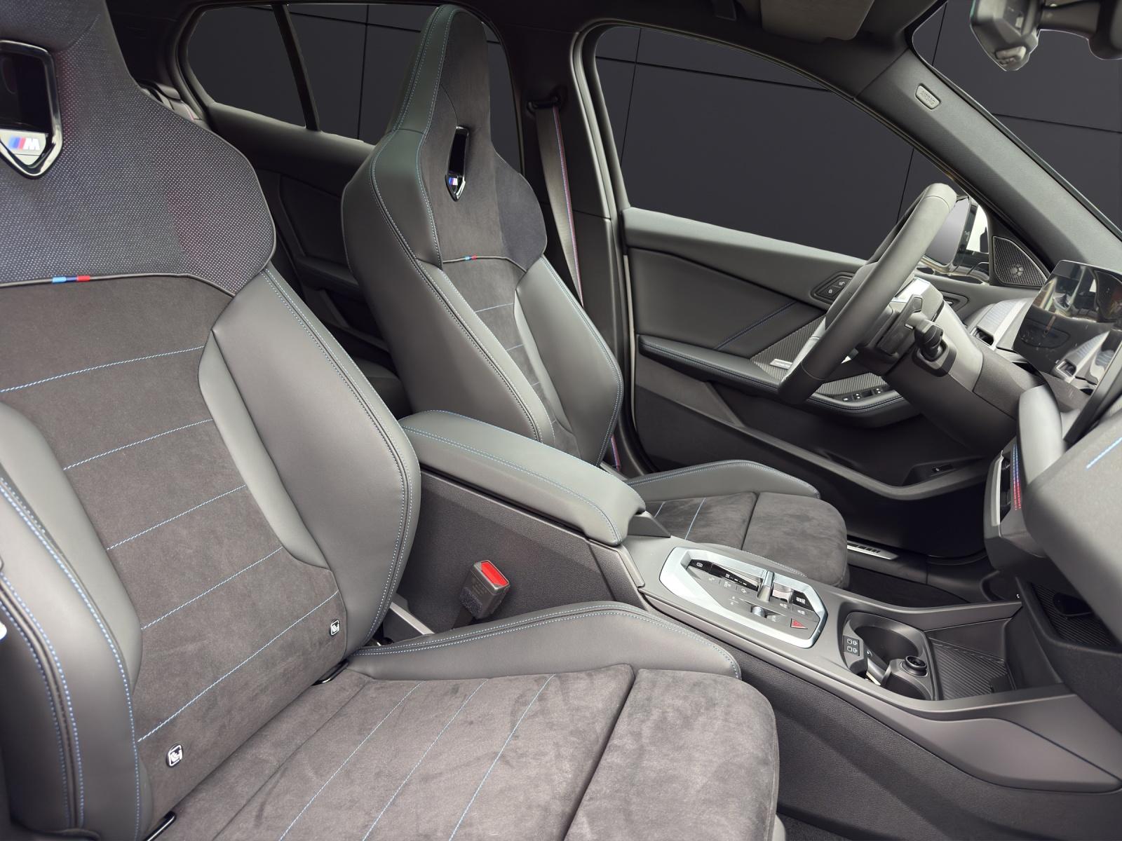 BMW 120i-image-10