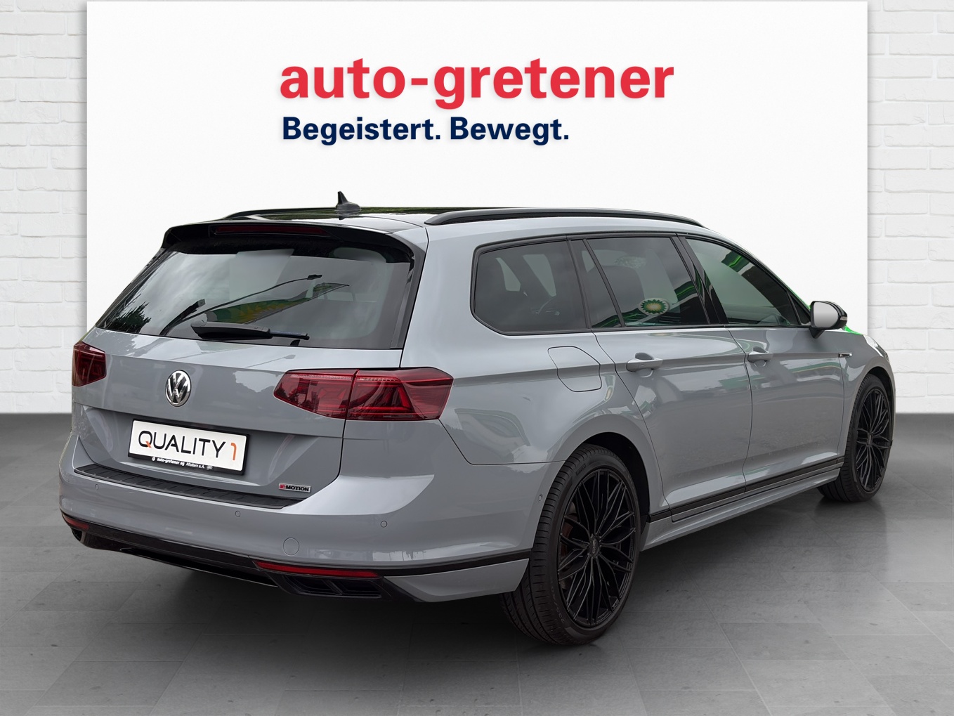 VW Passat Variant 2.0 TSI R-Line Design DSG 4m-image-2