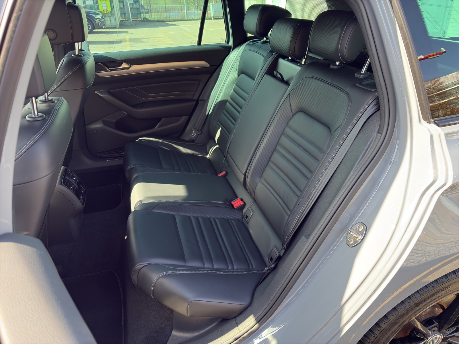 VW Passat Variant 2.0 TSI R-Line Design DSG 4m-image-9
