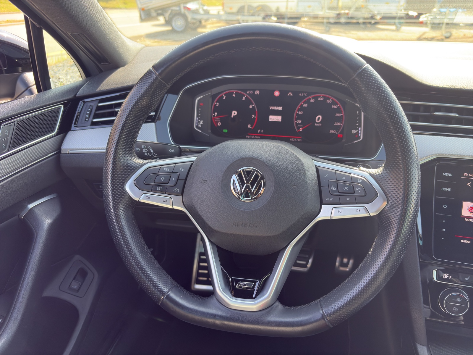 VW Passat Variant 2.0 TSI R-Line Design DSG 4m-image-11