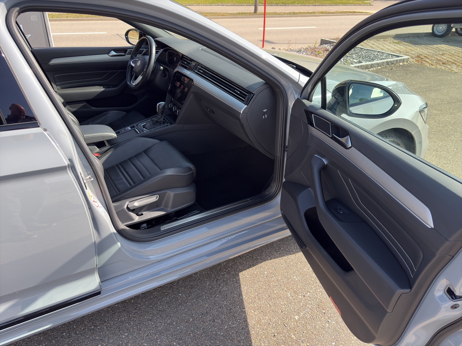 VW Passat Variant 2.0 TSI R-Line Design DSG 4m-image-5