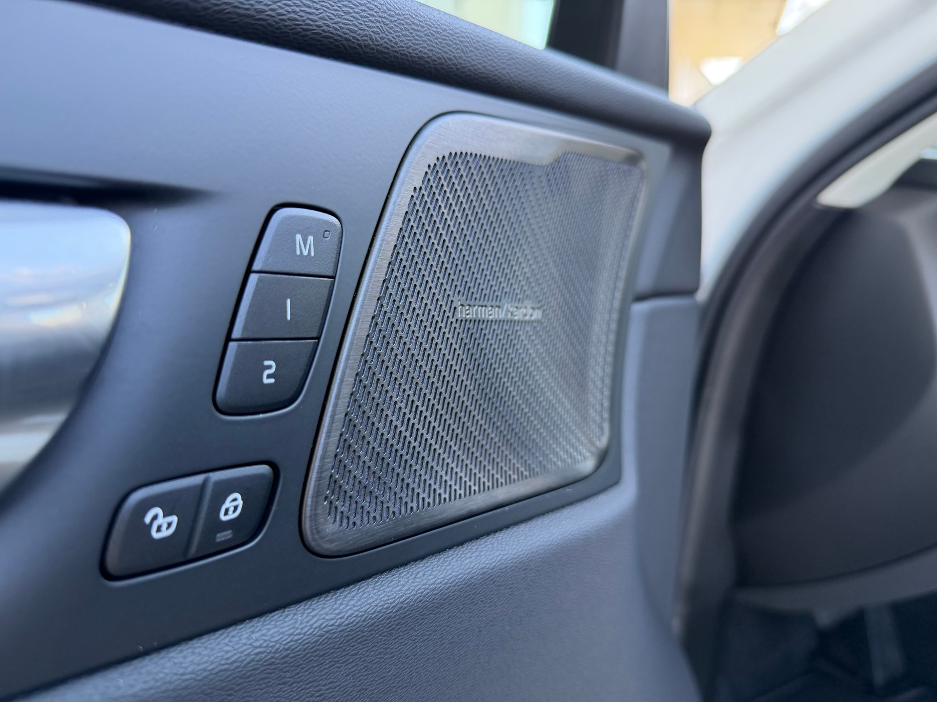 VOLVO XC60 T8 eAWD PluginHybrid Ultra Dark Geartronic-image-10