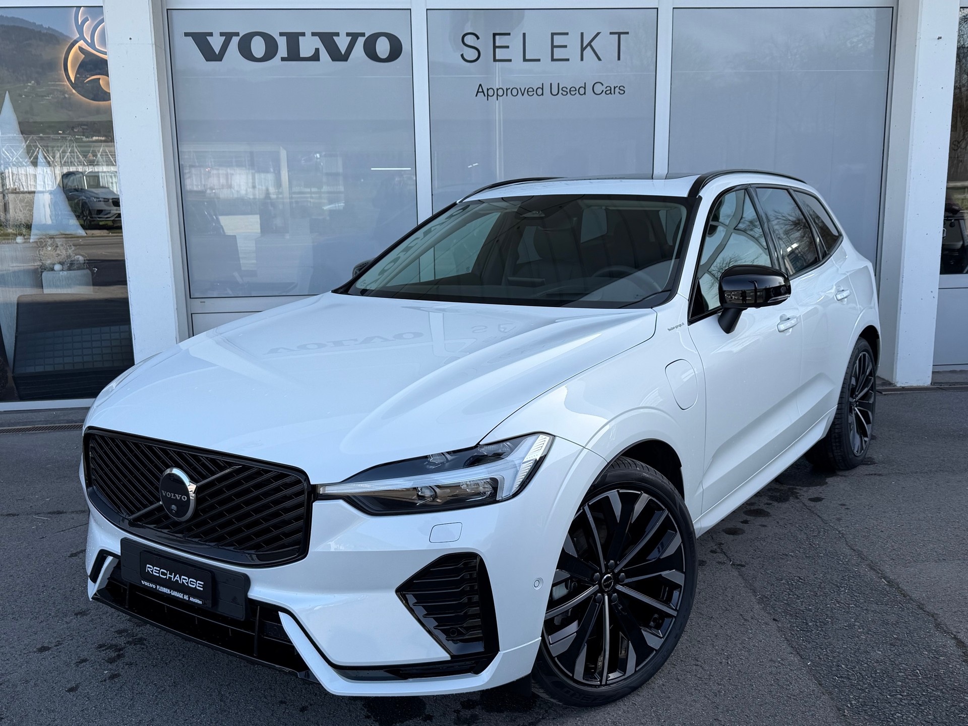 VOLVO XC60 T8 eAWD PluginHybrid Ultra Dark Geartronic