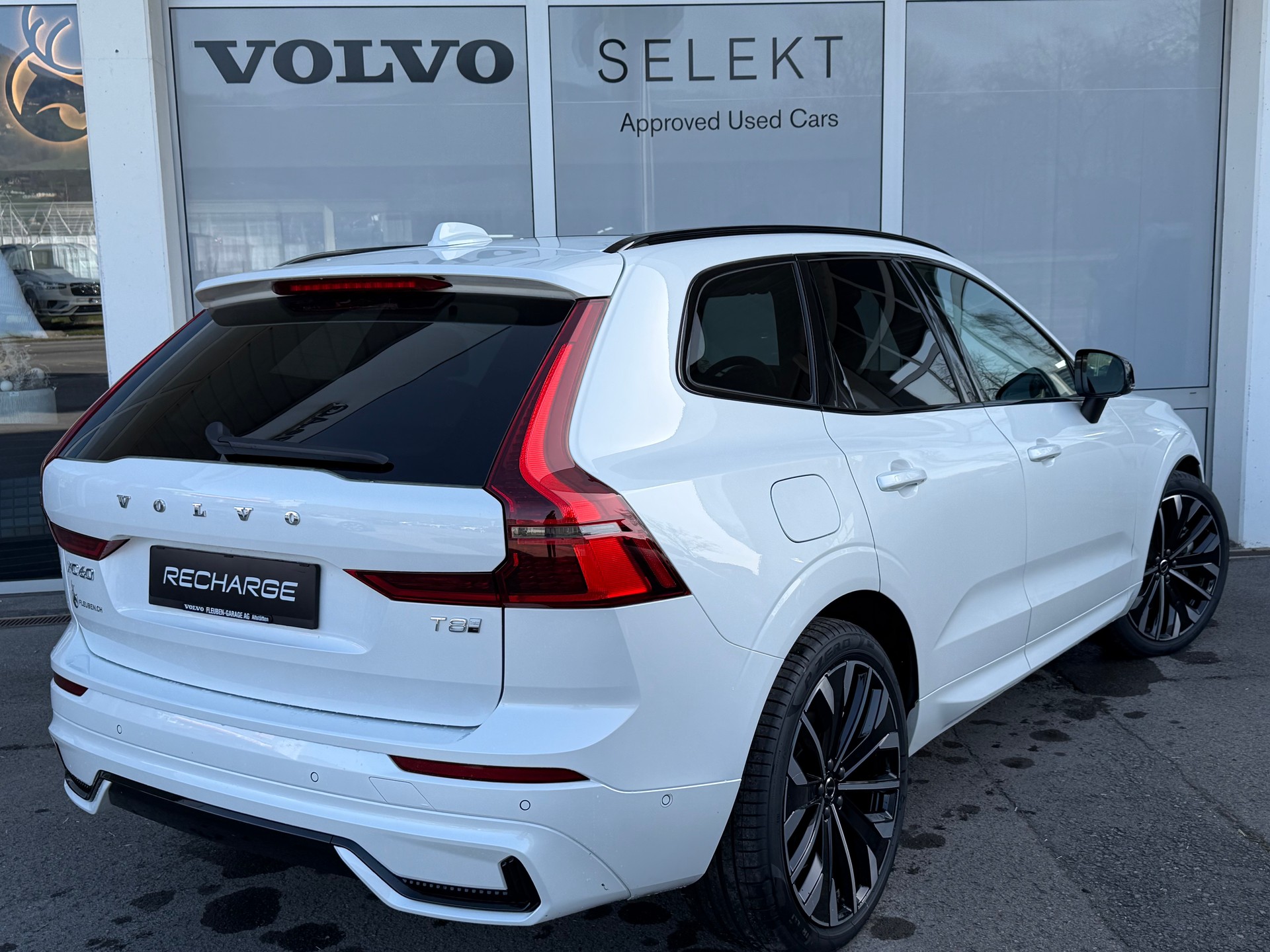 VOLVO XC60 T8 eAWD PluginHybrid Ultra Dark Geartronic-showroom-element-1