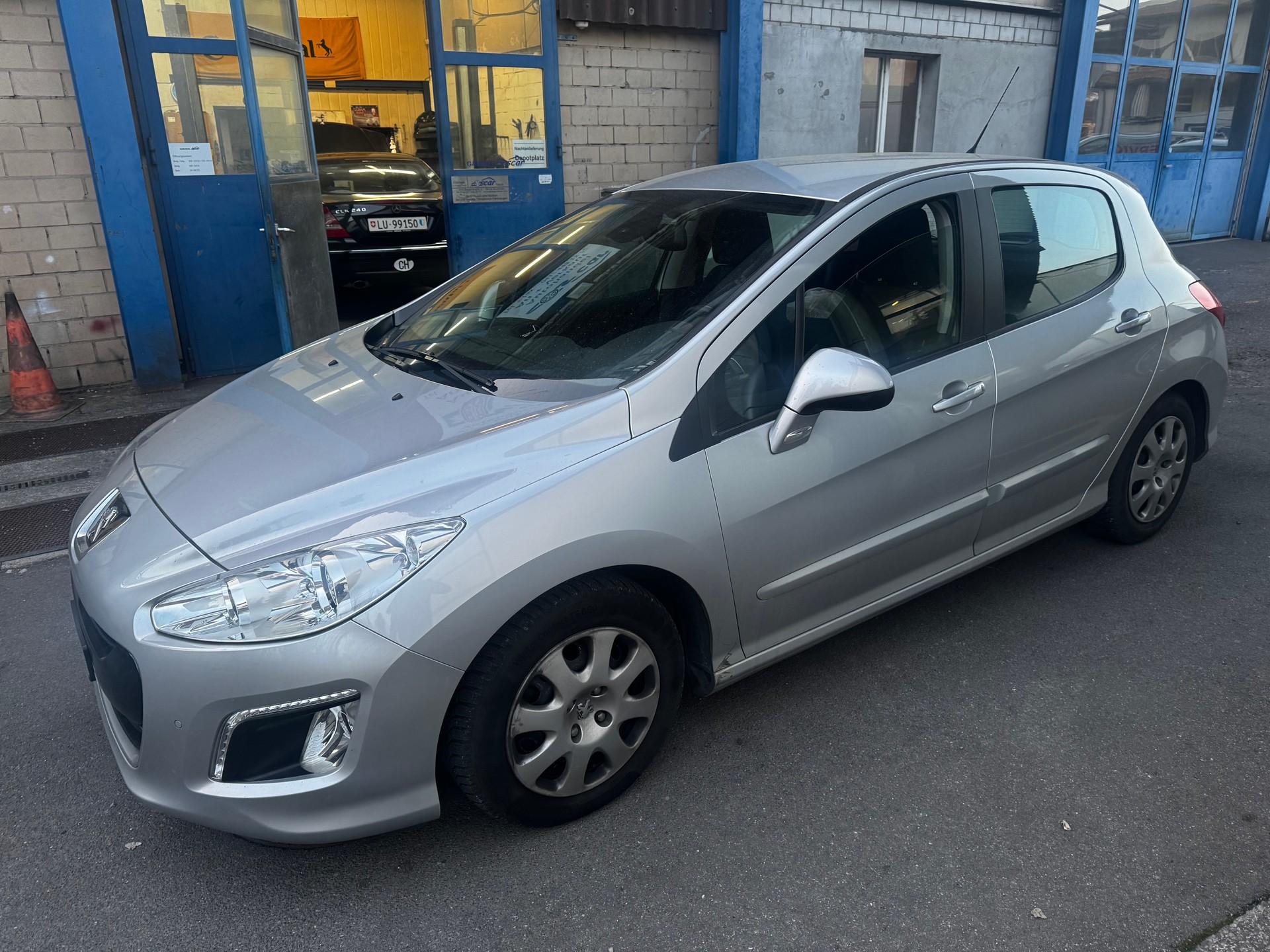 PEUGEOT 308 1.6 HDI Allure EGS6-image-6