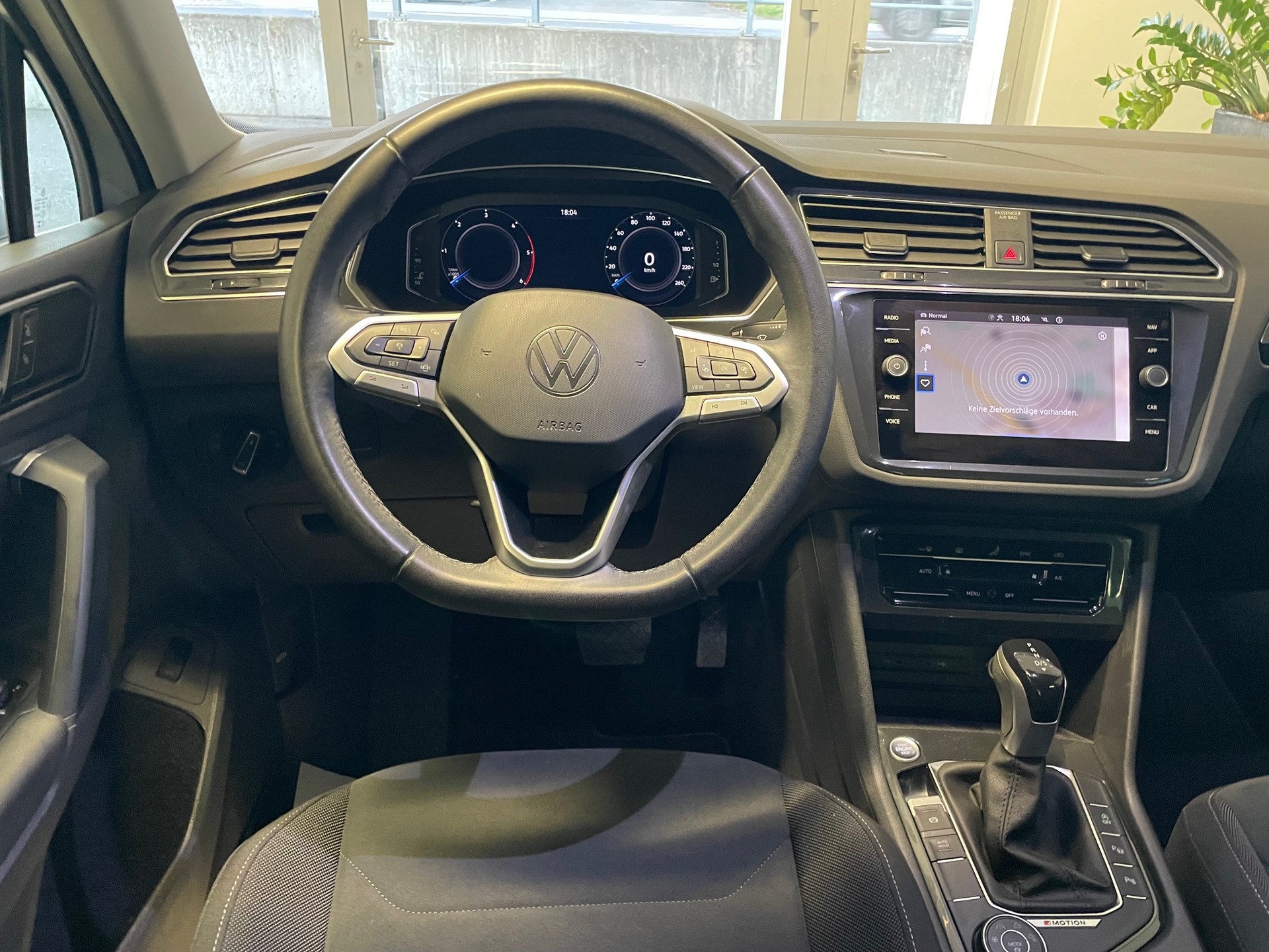 VW Tiguan 2.0 TDI SCR Elegance 4Motion DSG-image-11