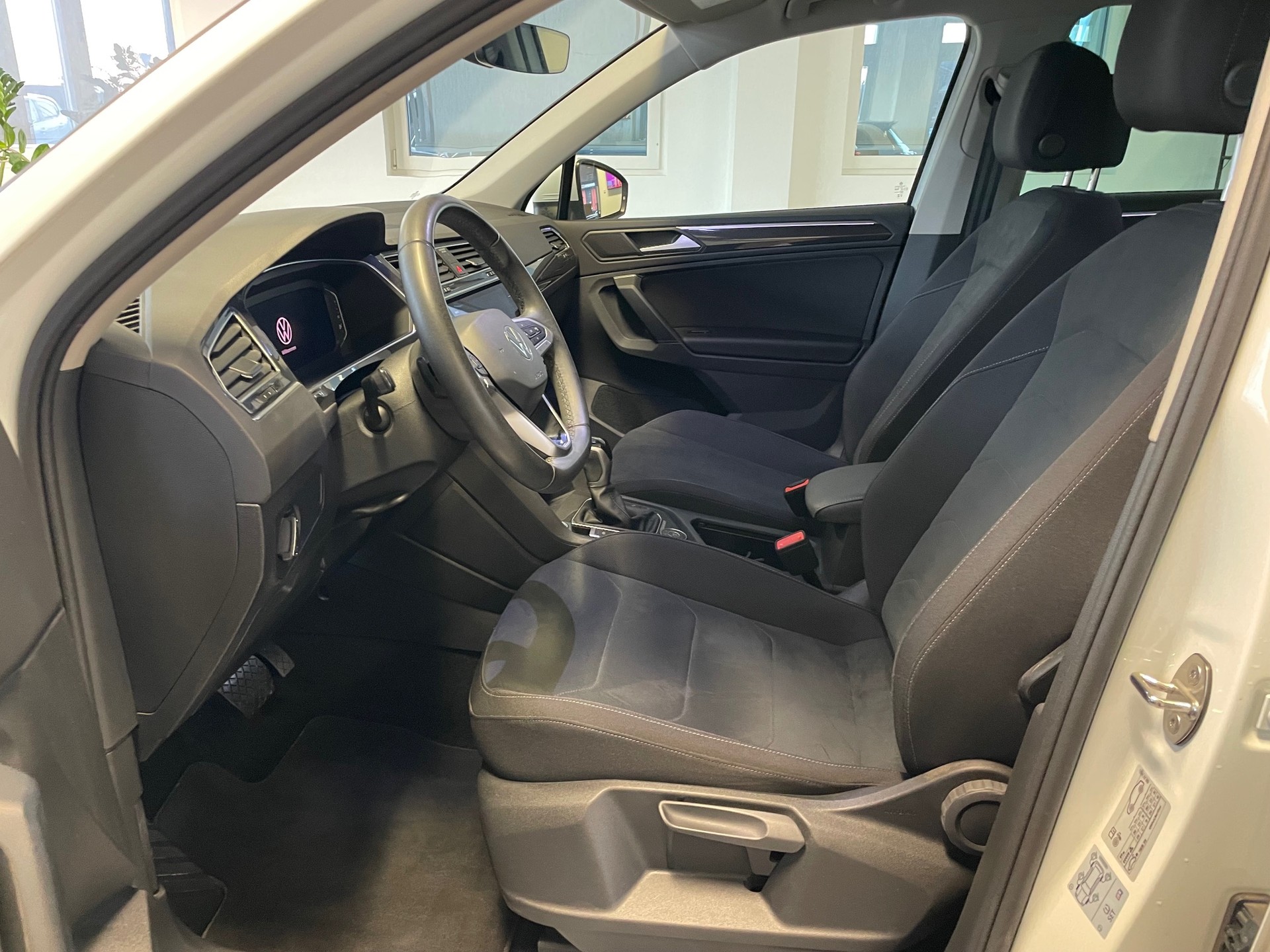 VW Tiguan 2.0 TDI SCR Elegance 4Motion DSG-image-7