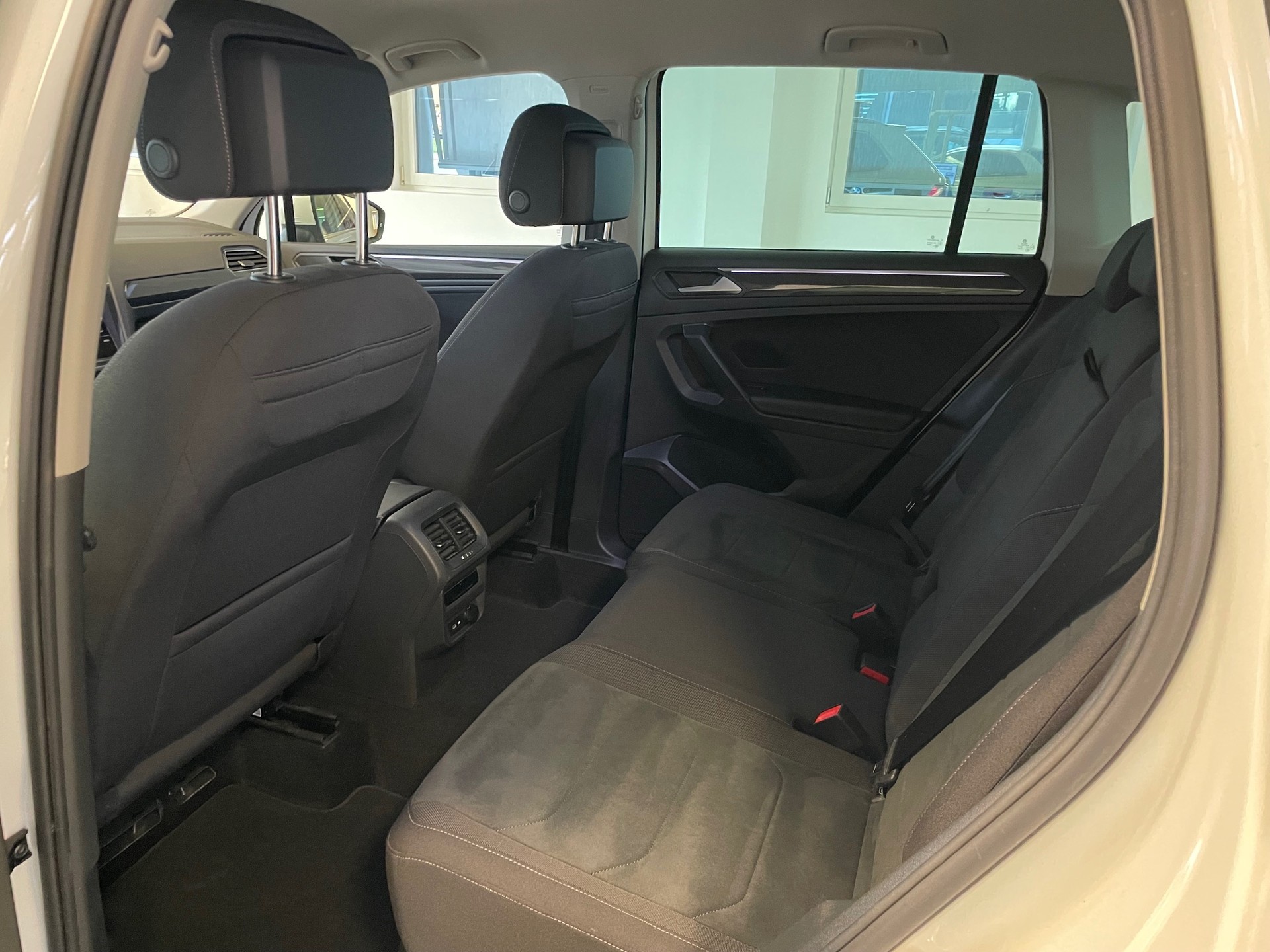 VW Tiguan 2.0 TDI SCR Elegance 4Motion DSG-image-12