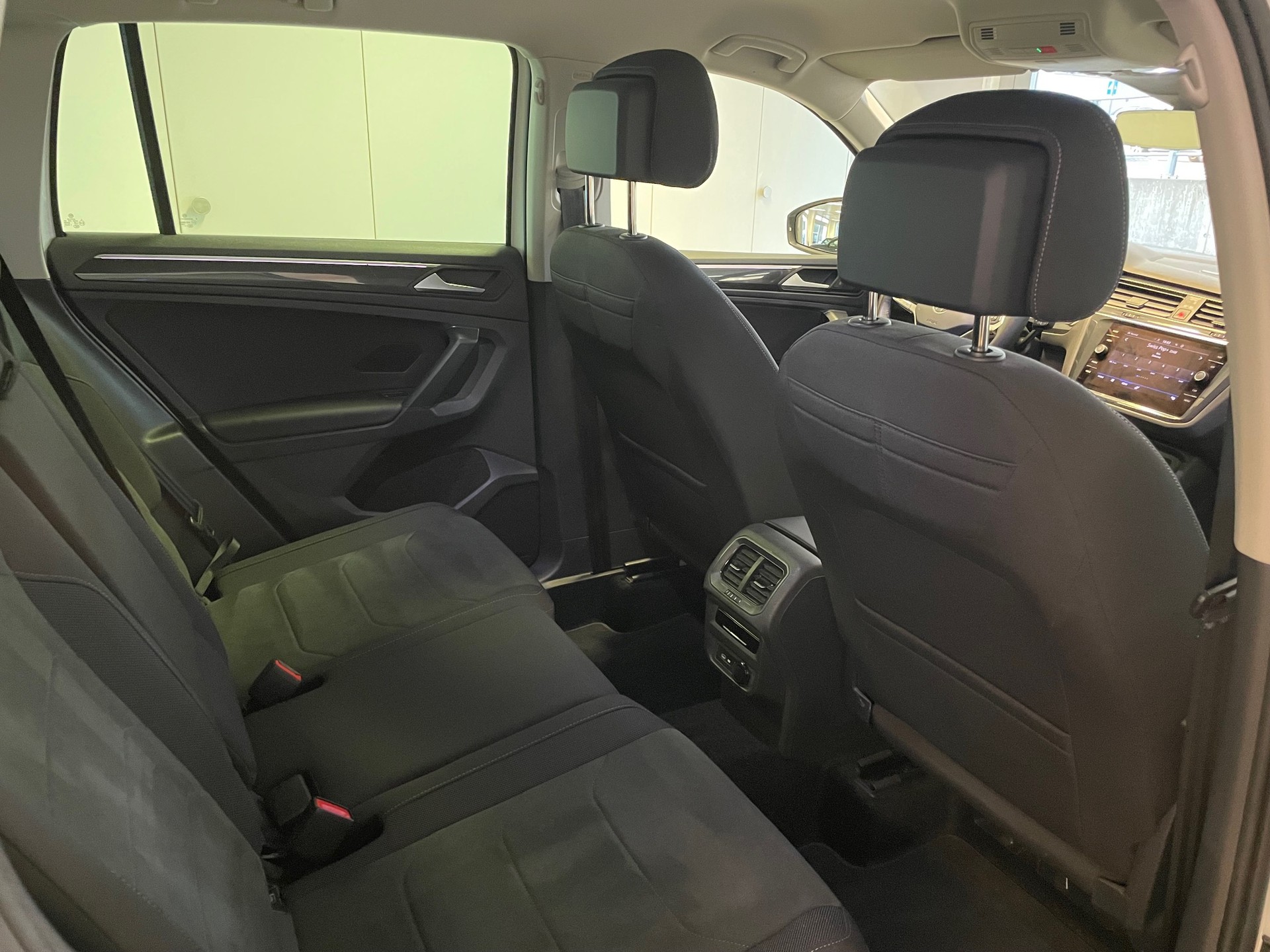 VW Tiguan 2.0 TDI SCR Elegance 4Motion DSG-image-13