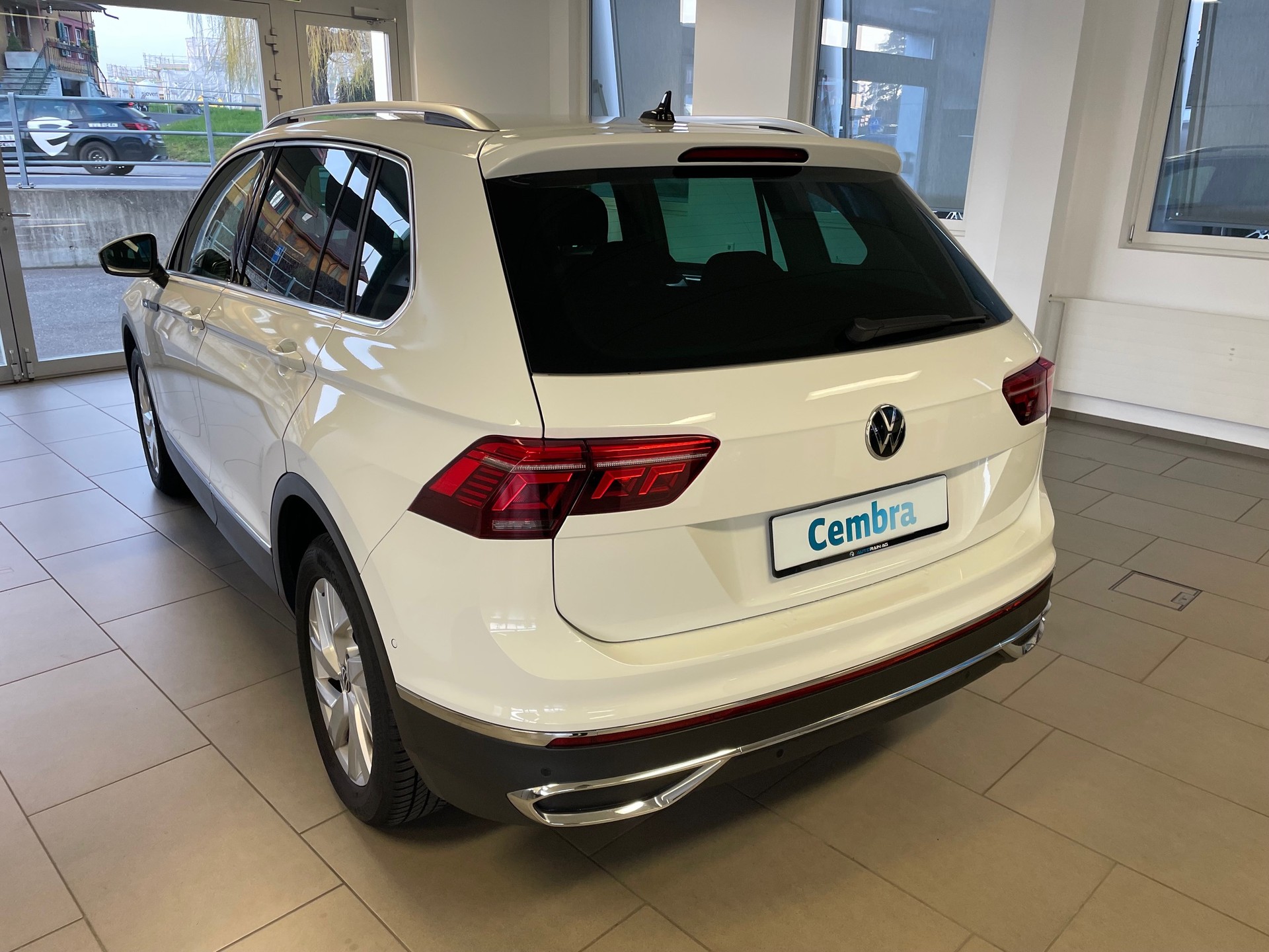 VW Tiguan 2.0 TDI SCR Elegance 4Motion DSG-image-3