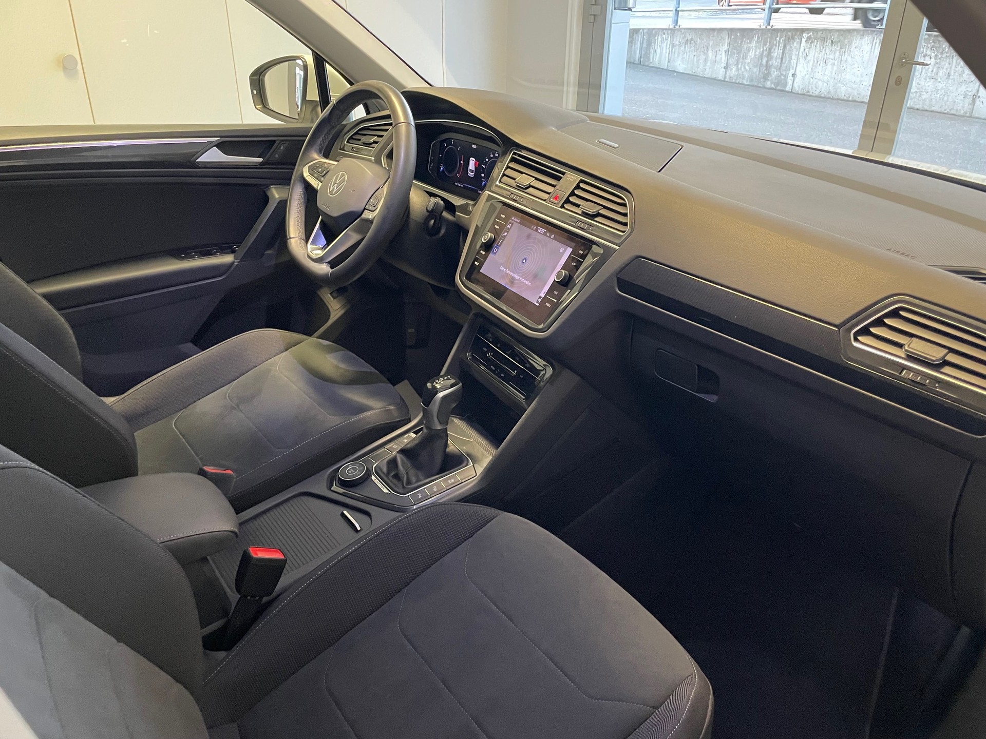 VW Tiguan 2.0 TDI SCR Elegance 4Motion DSG-image-8